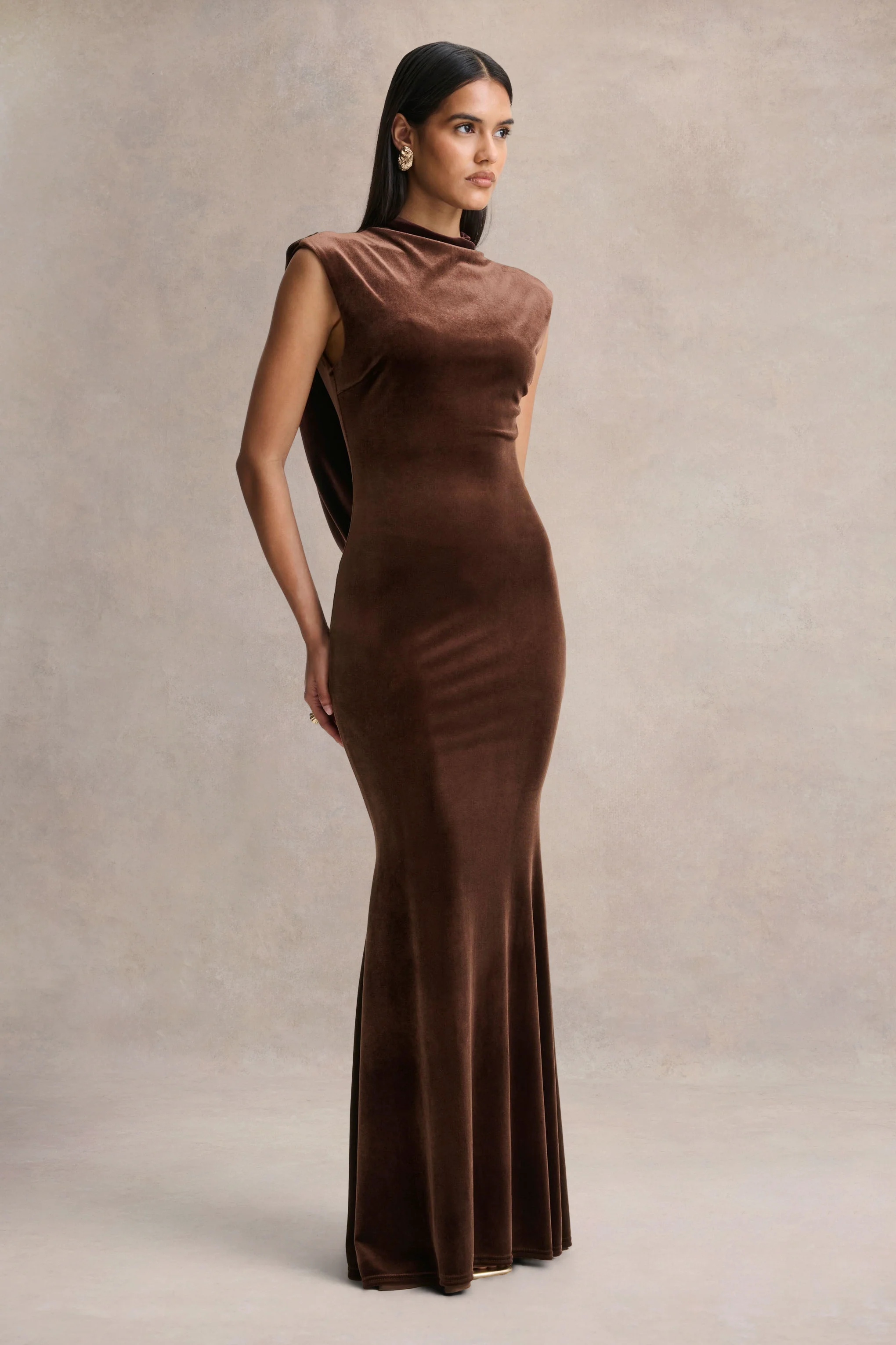 Malora | Robe longue en velours marron à encolure haute avec dos ouvert - Image 5