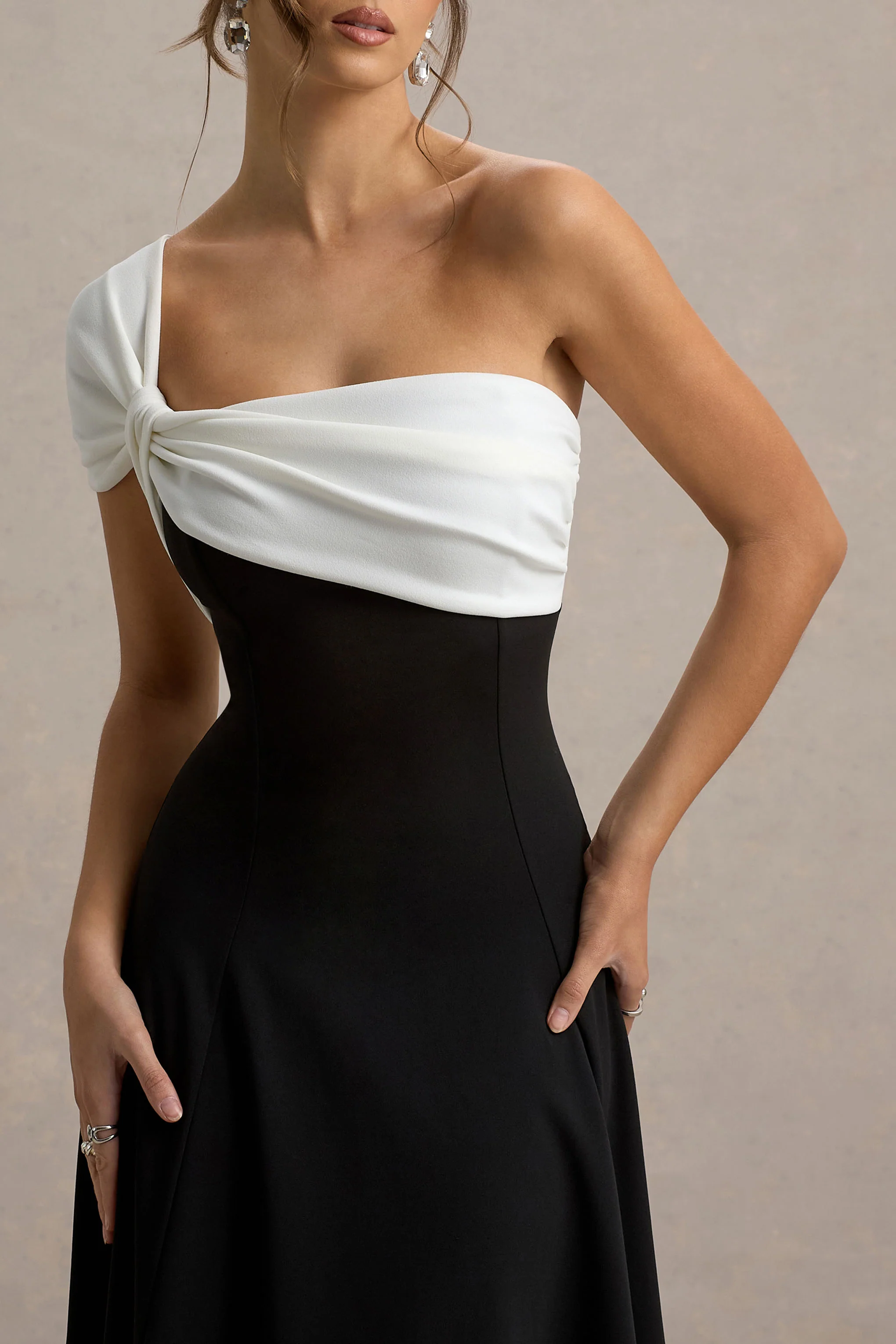 Malta | Robe Mi-Longue Noir et Blanc à Épaule Unique - Image 3