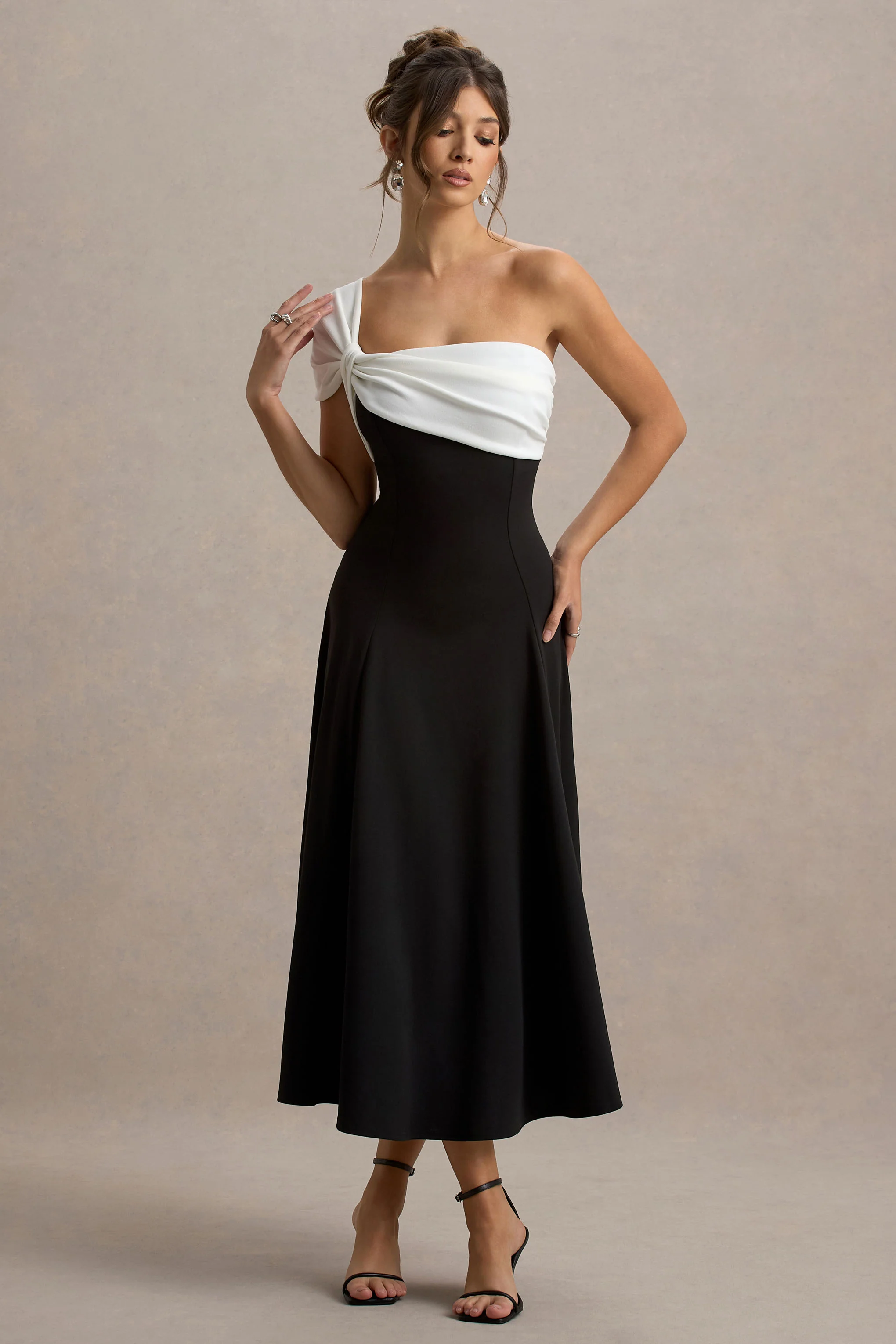 Malta | Robe Mi-Longue Noir et Blanc à Épaule Unique - Image 5