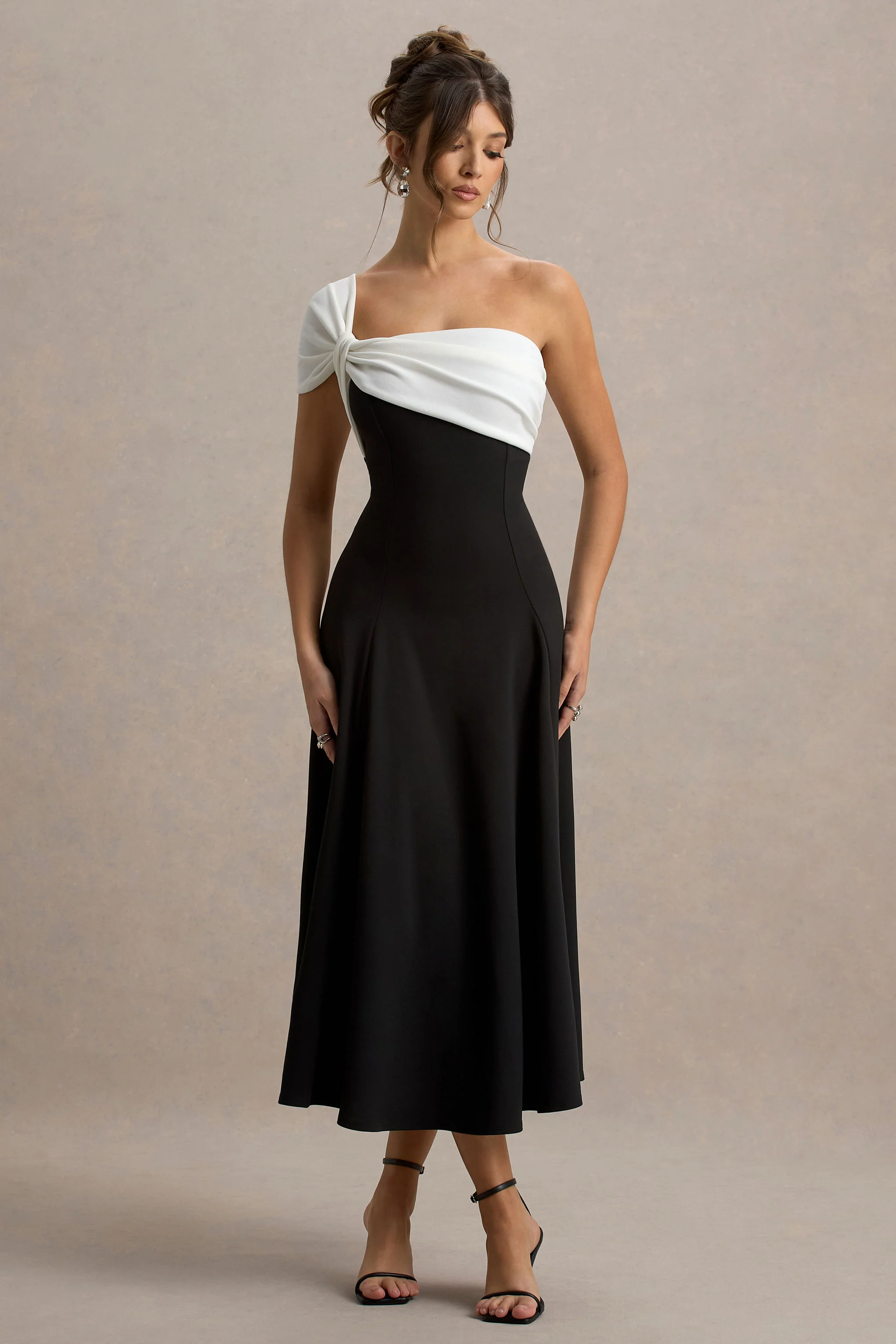 Malta | Robe Mi-Longue Noir et Blanc à Épaule Unique - Image 6