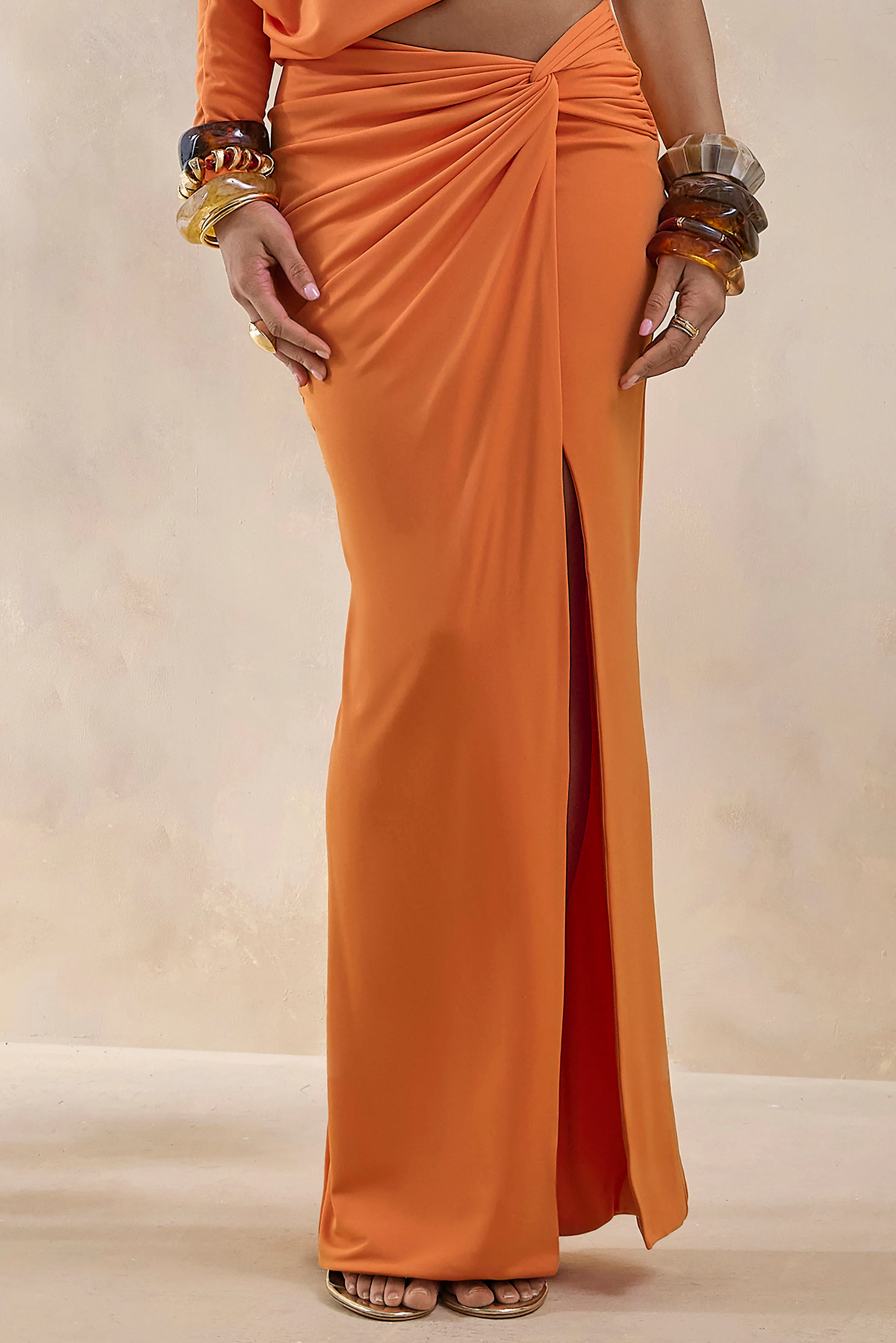 Marlena | Jupe longue orange fendue à taille torsadée - Image 3