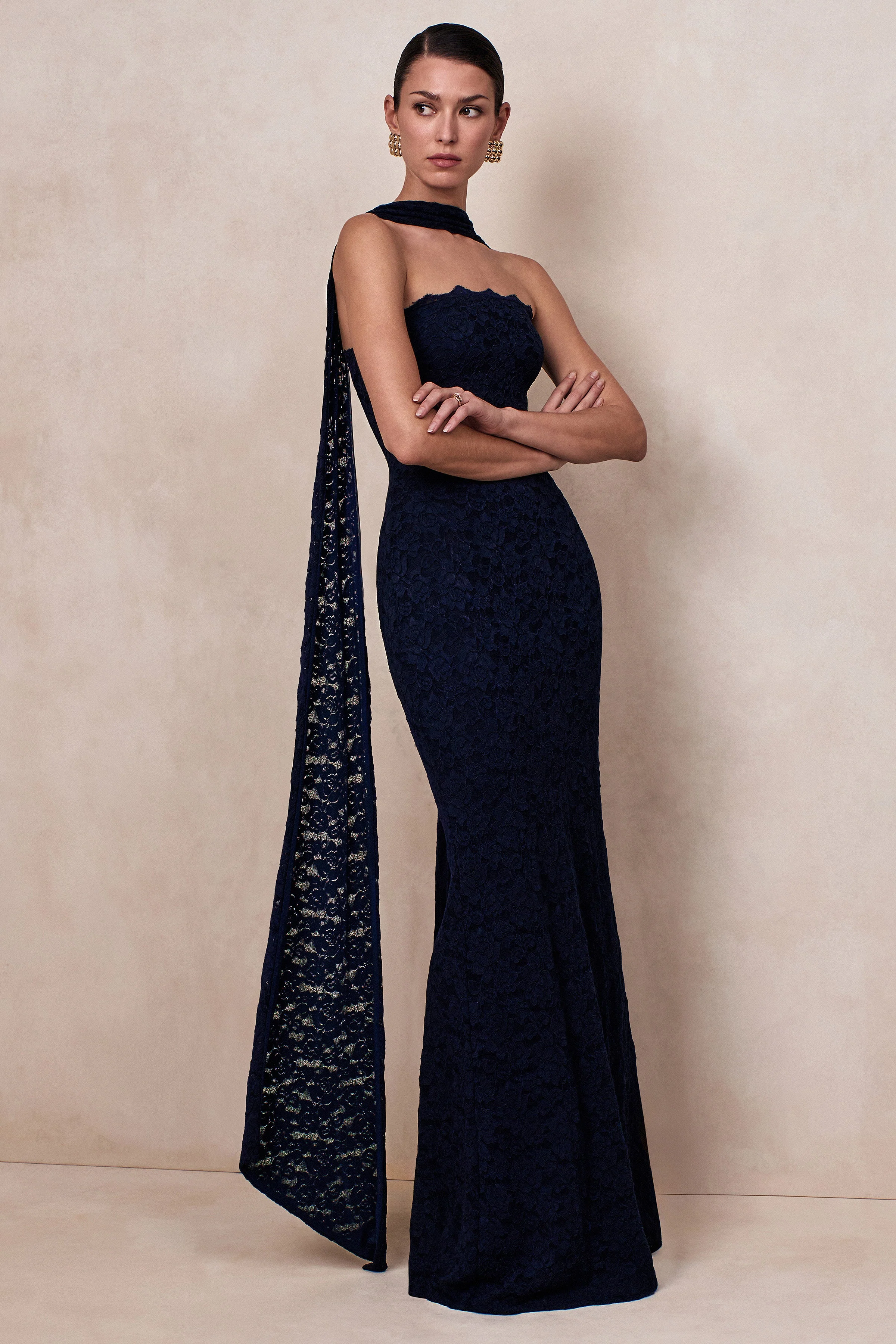 Massima | Robe longue en dentelle bleu marine bandeau avec détail écharpe - Image 3