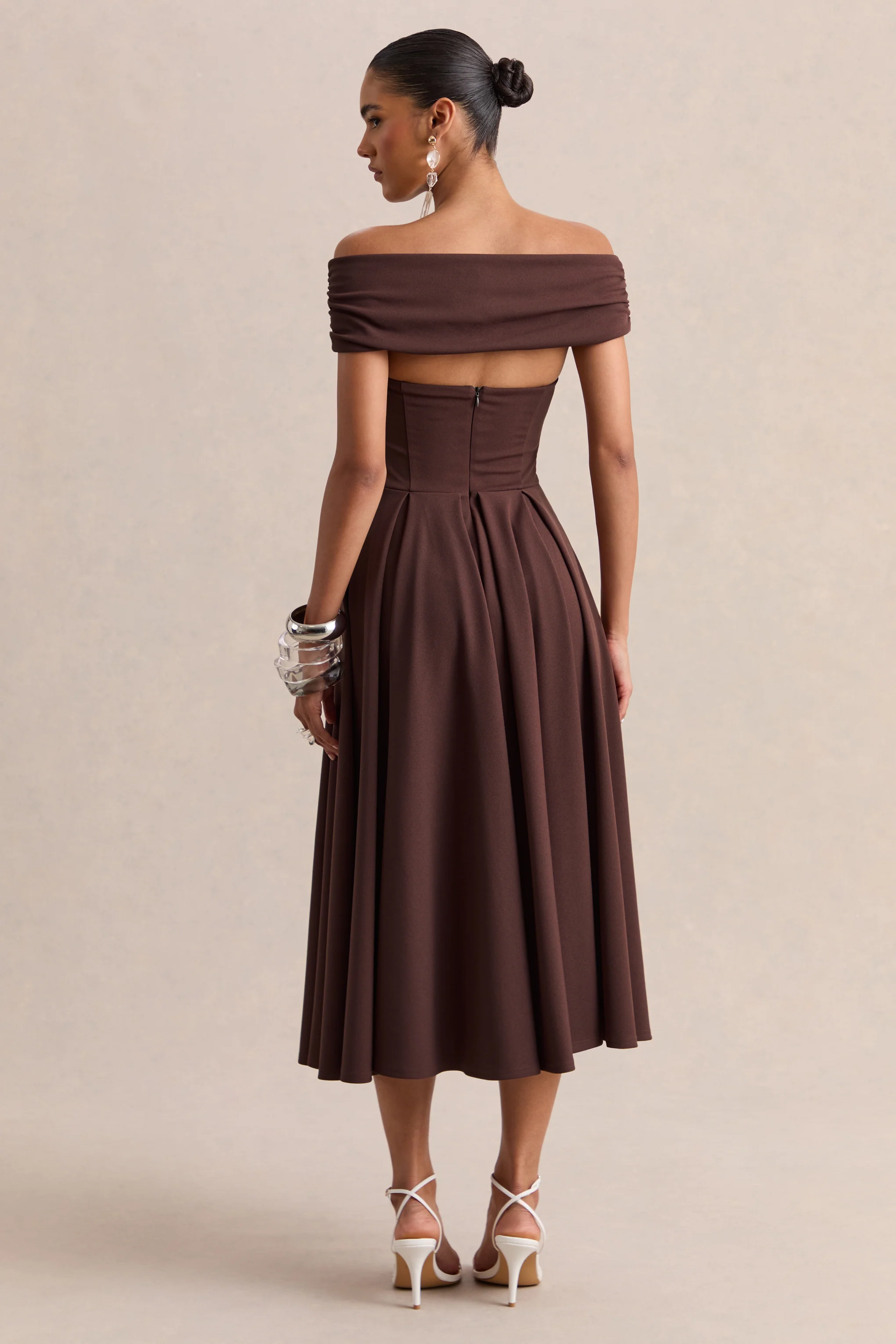 Mavina | Robe mi-longue marron à décolleté bardot - Image 2