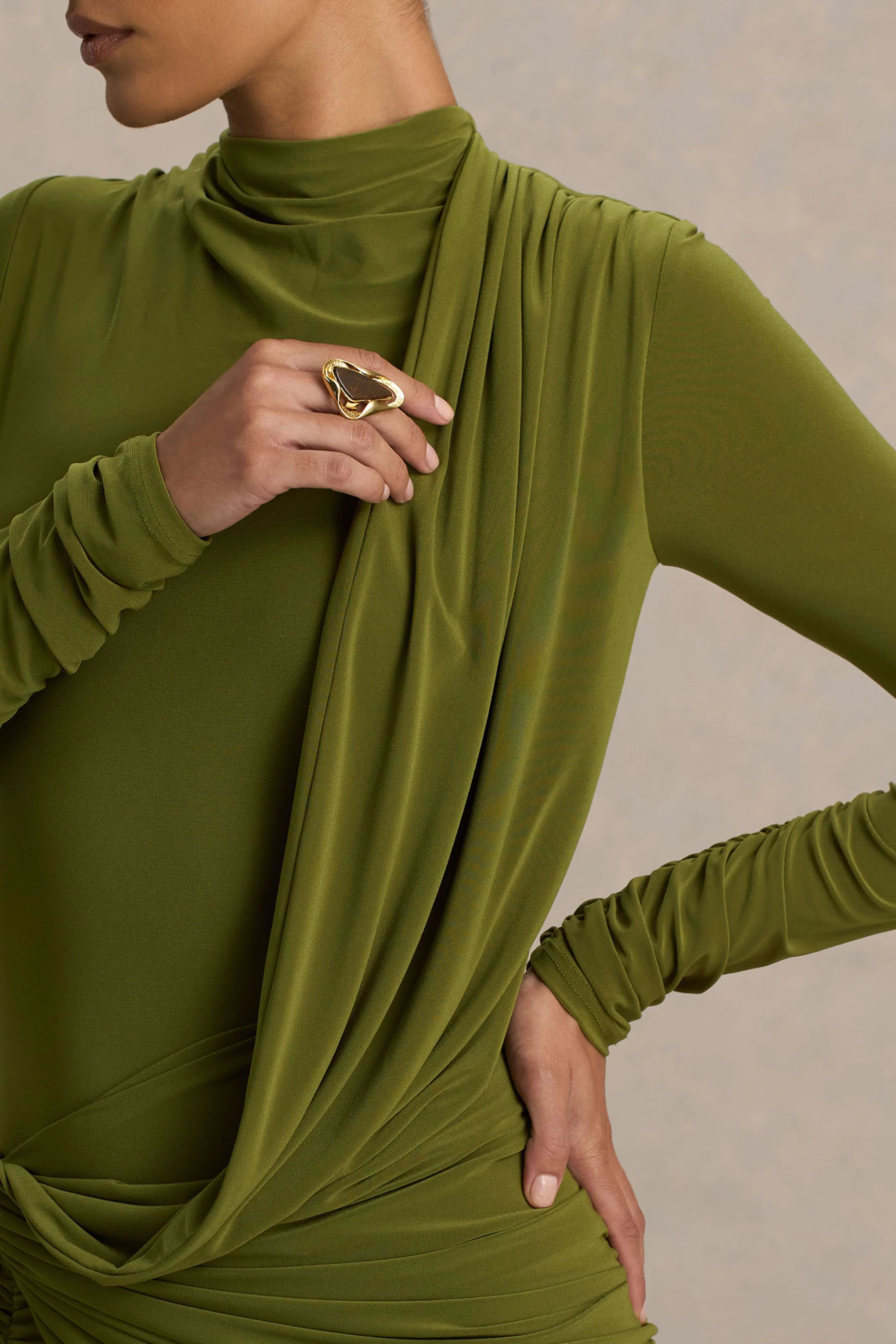 Melissa | Robe longue olive à manches longues avec drapés et ceinture nouée - Image 3