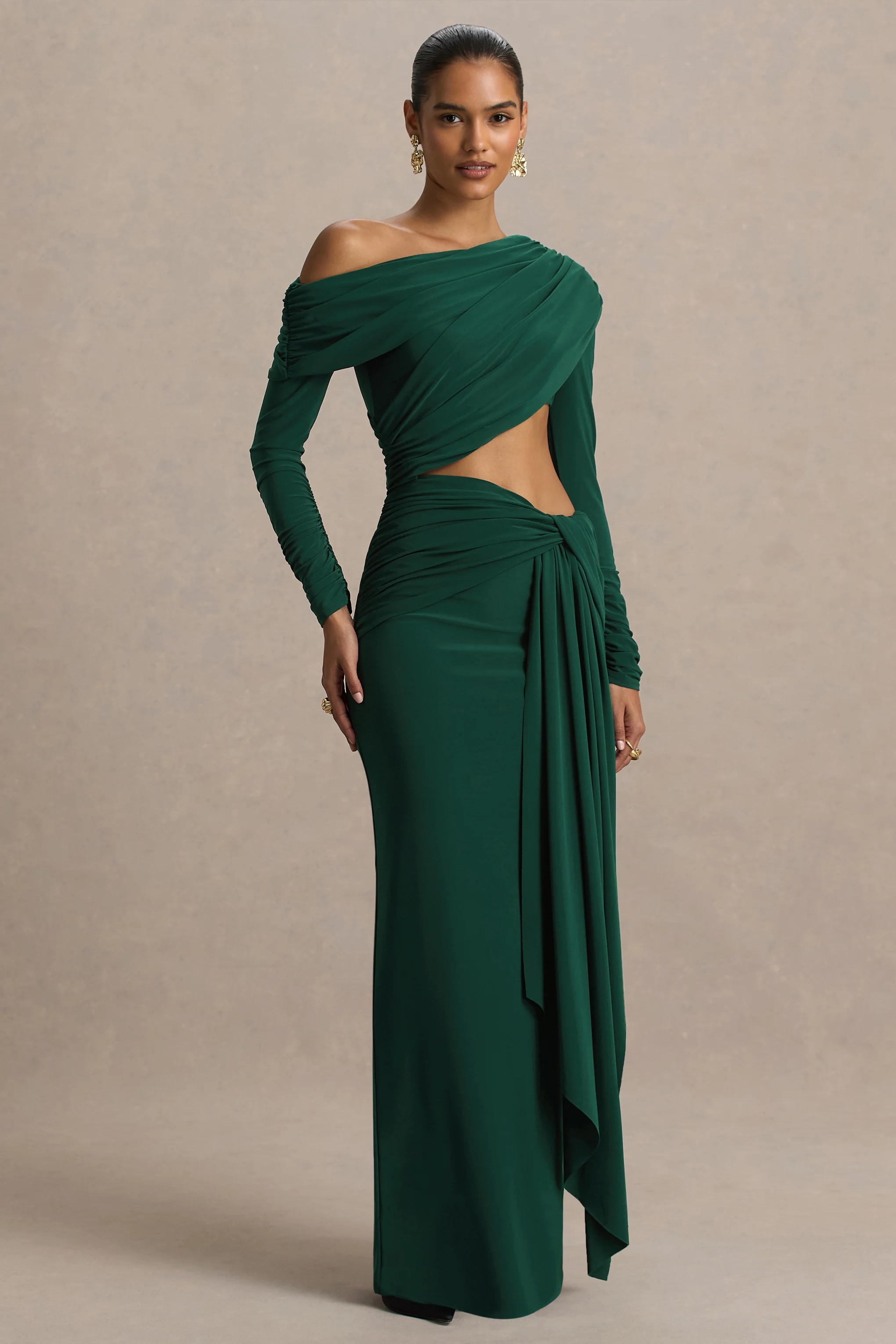 Mikayla | Robe longue vert foncé à encolure asymétrique avec jupe portefeuille avec découpes sur le corps et détails froncés - Image 3