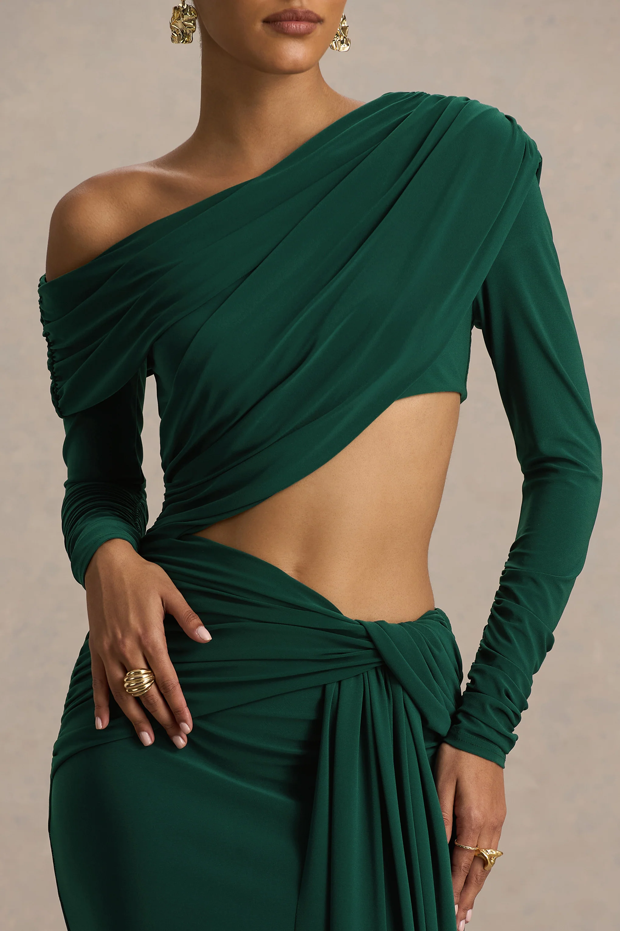 Mikayla | Robe longue vert foncé à encolure asymétrique avec jupe portefeuille avec découpes sur le corps et détails froncés - Image 4