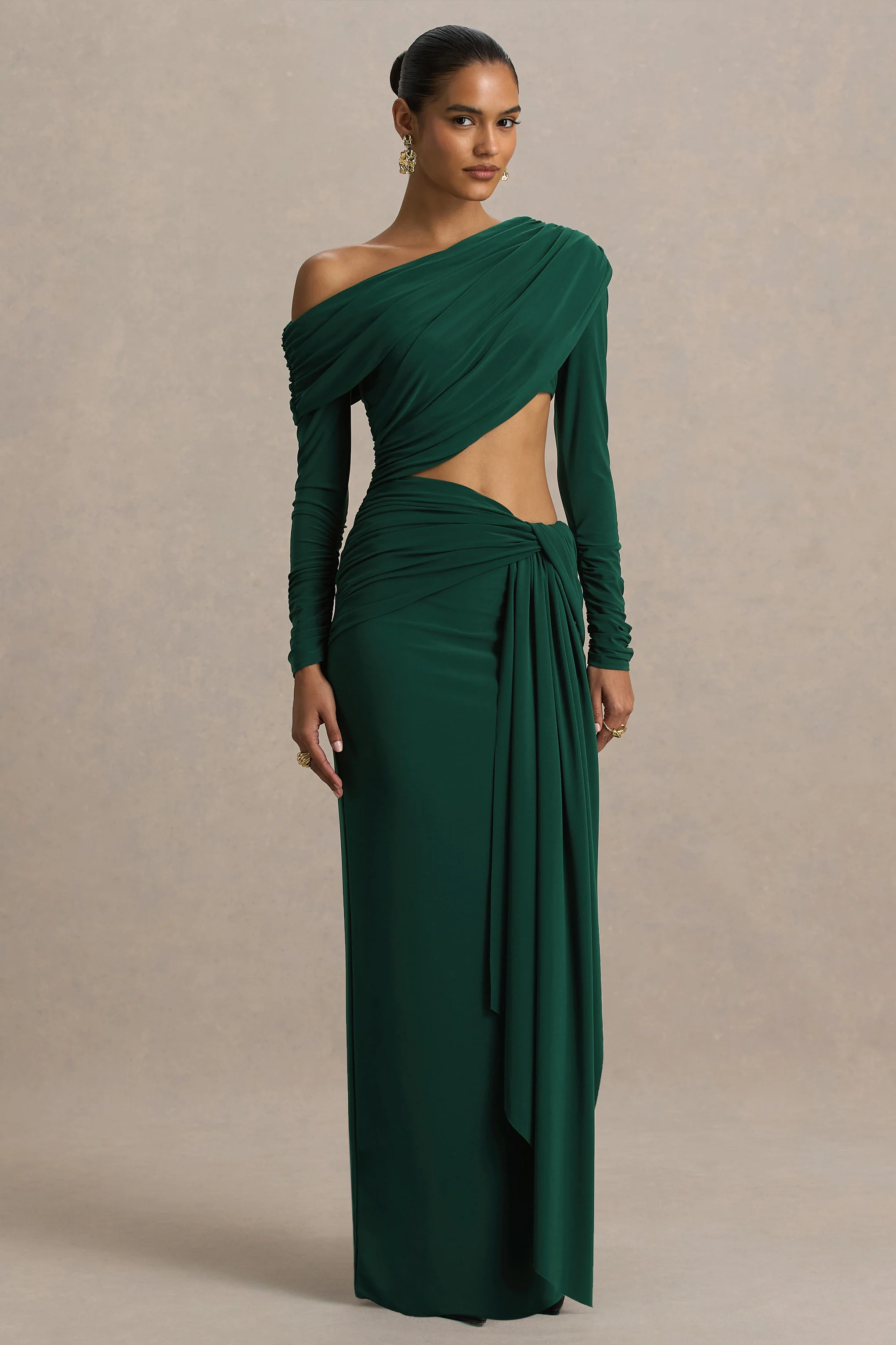 Mikayla | Robe longue vert foncé à encolure asymétrique avec jupe portefeuille avec découpes sur le corps et détails froncés - Image 5