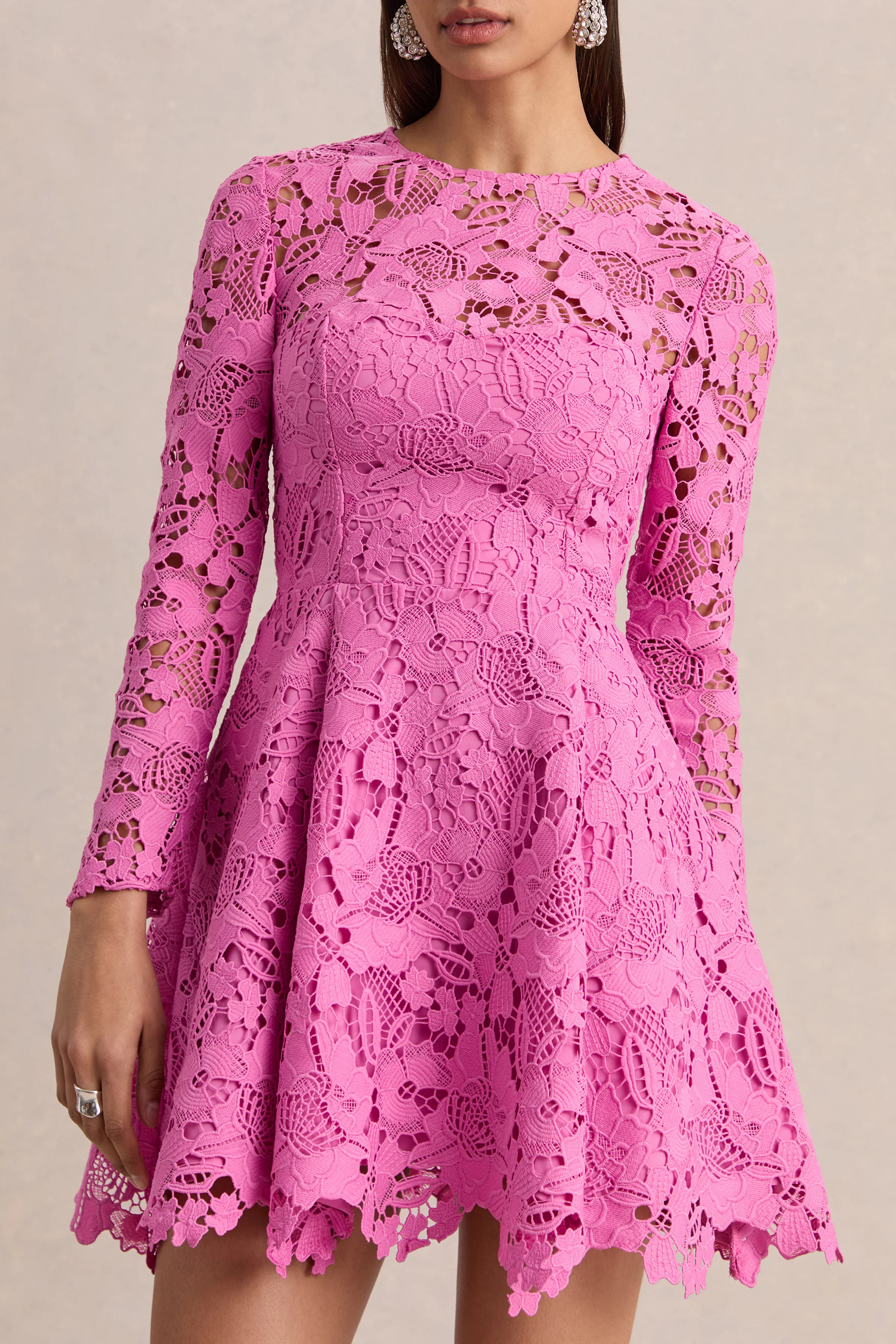 Morina | Mini-robe rose en dentelle avec encolure ronde - Image 3