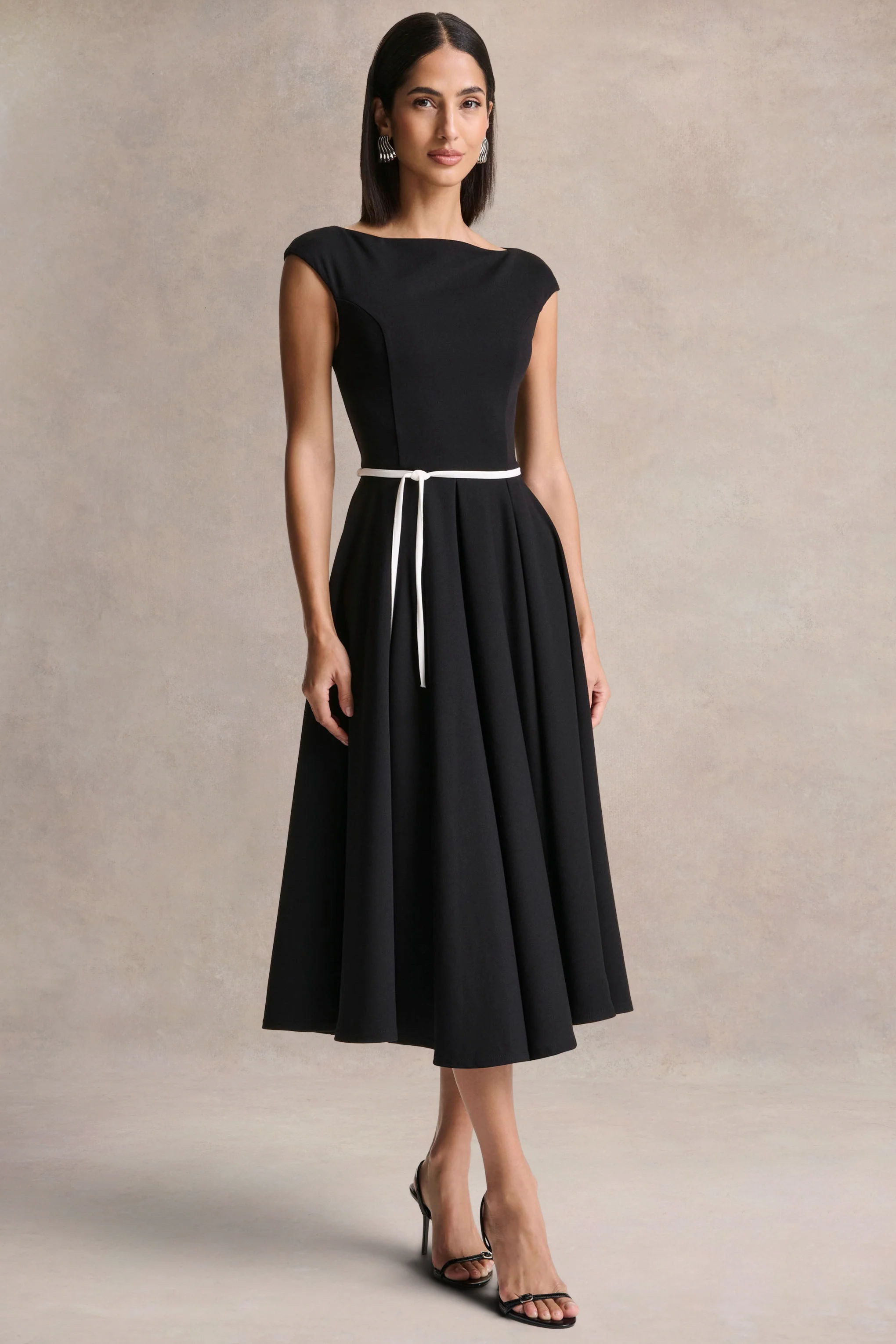 Nataline | Robe mi-longue noire à encolure ronde avec détail de ceinture blanche - Image 5