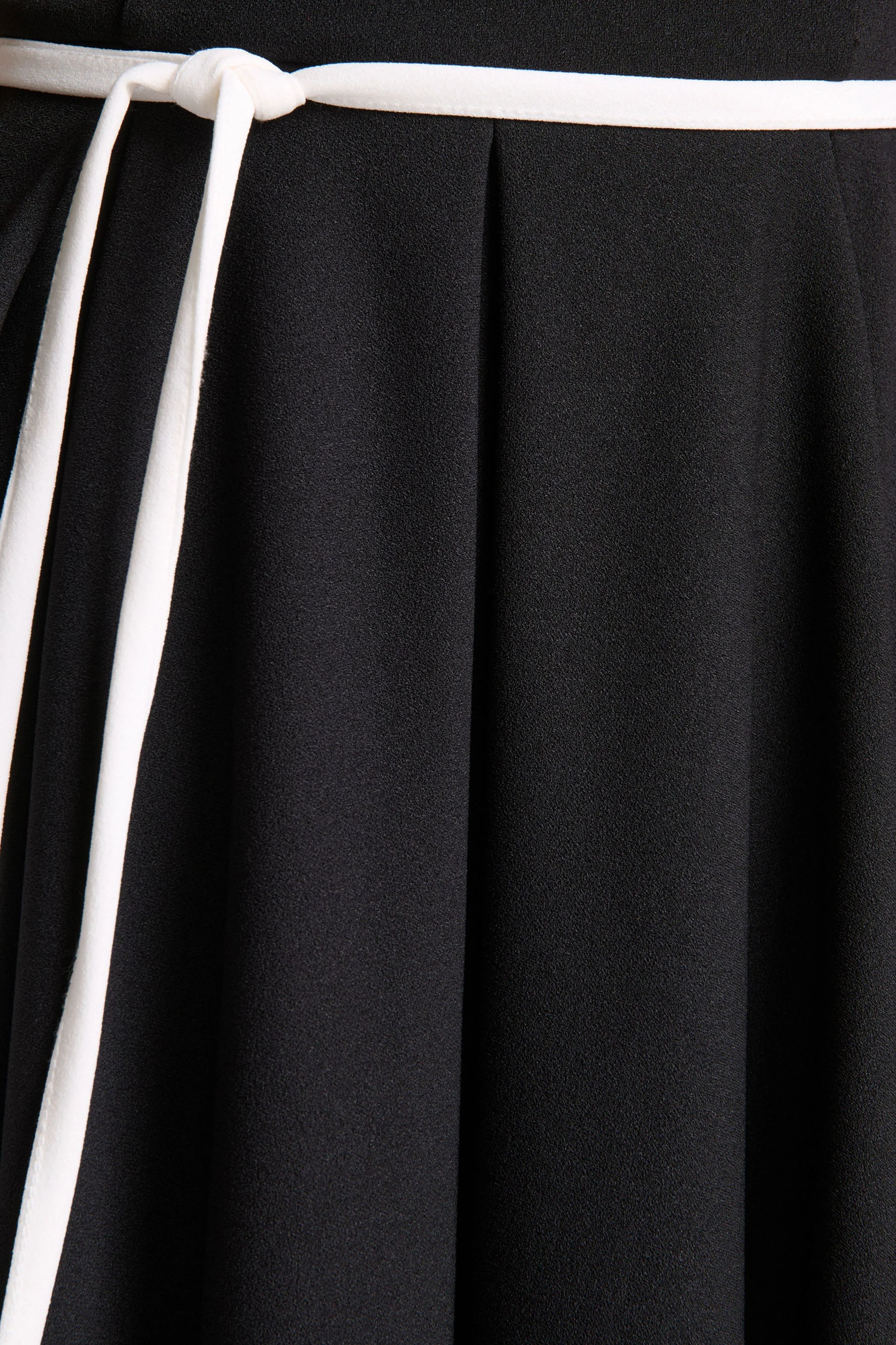 Nataline | Robe mi-longue noire à encolure ronde avec détail de ceinture blanche - Image 6