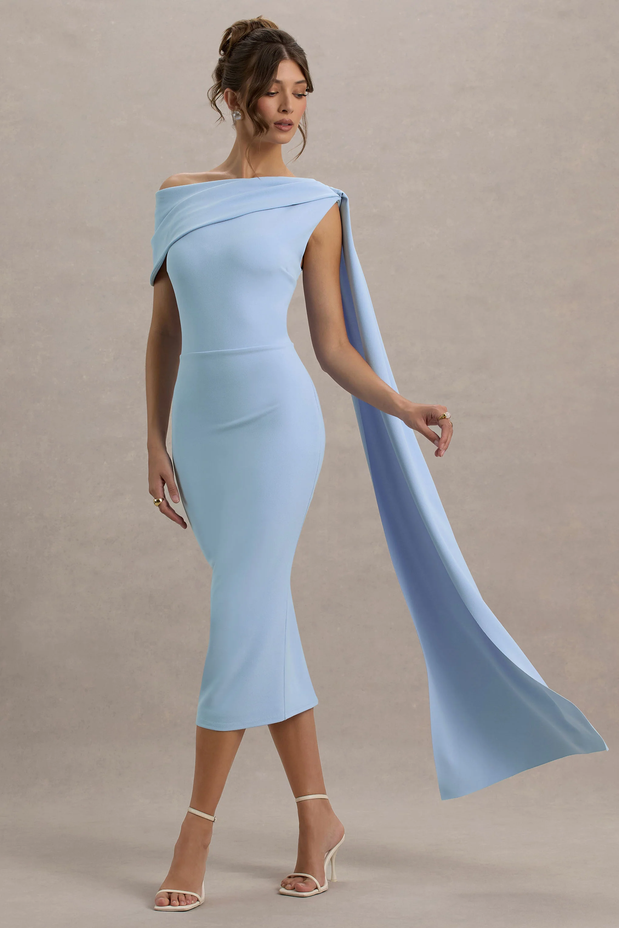 Niamh | Robe mi-longue asymétrique bleu poudré avec drapé. - Image 4
