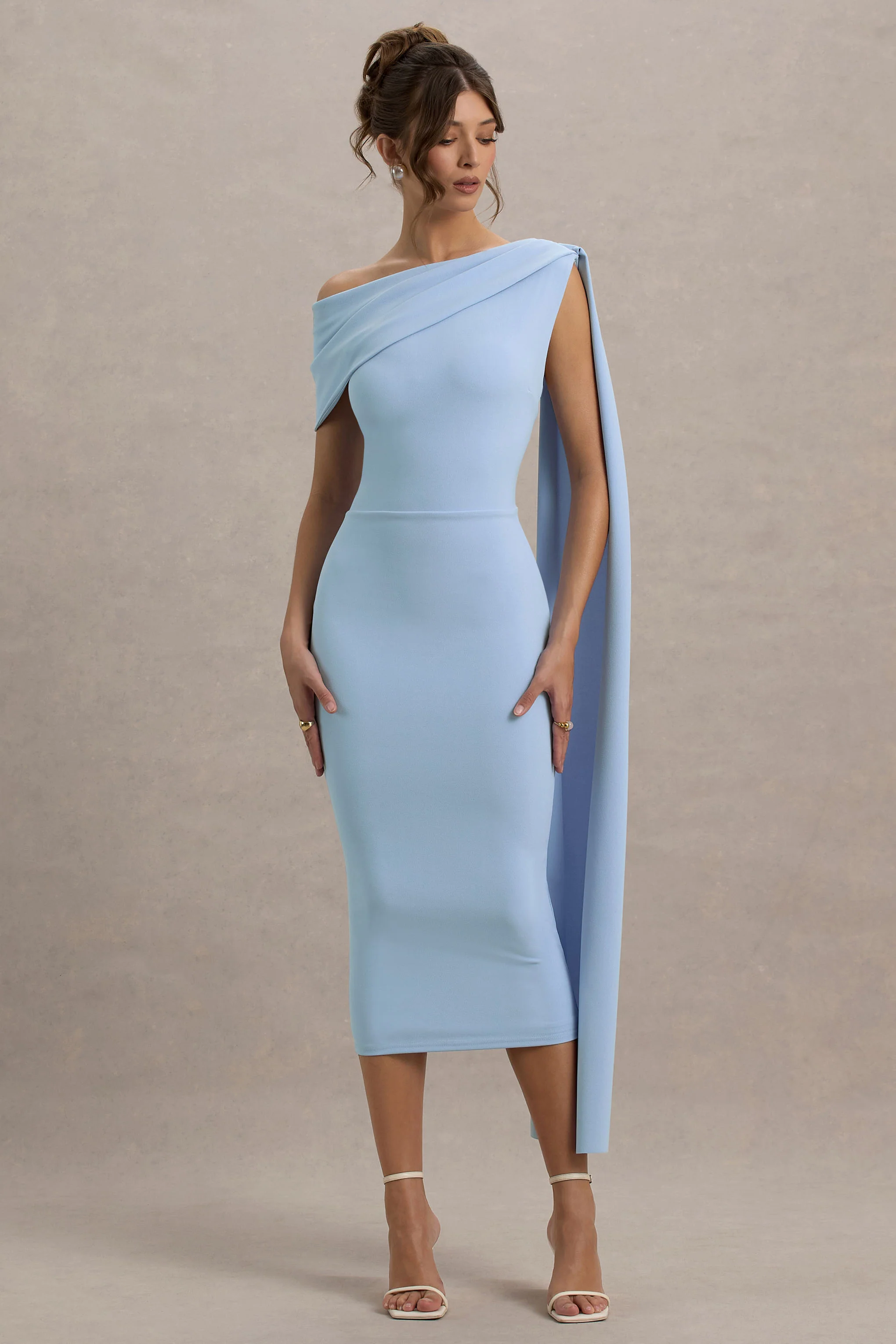 Niamh | Robe mi-longue asymétrique bleu poudré avec drapé. - Image 5