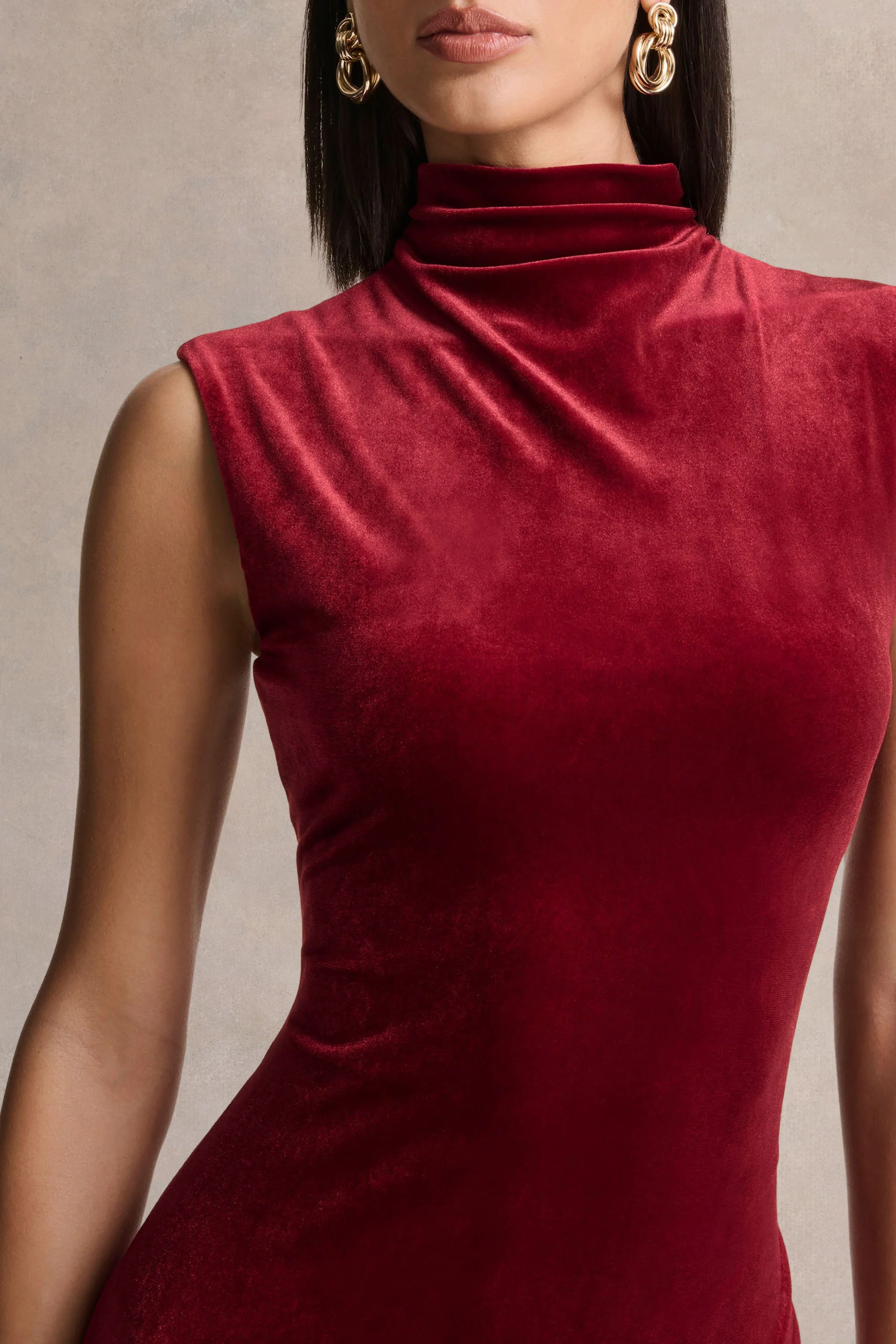 Nivina | robe mi-longue rouge en velours à col montant avec mancherons - Image 3