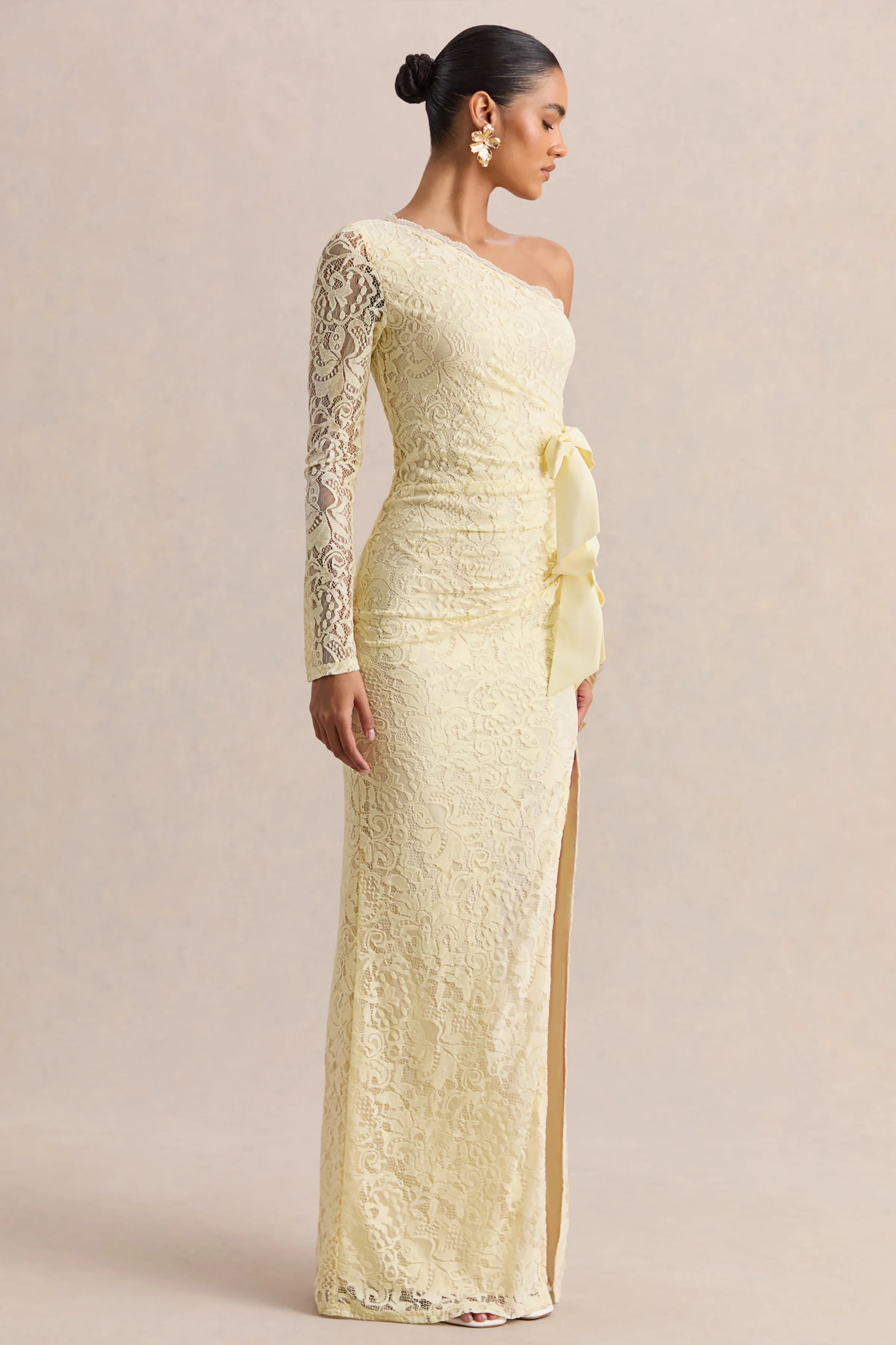 Norna | Robe longue en dentelle citron à encolure asymétrique avec détail ajouré et détails nœud - Image 6