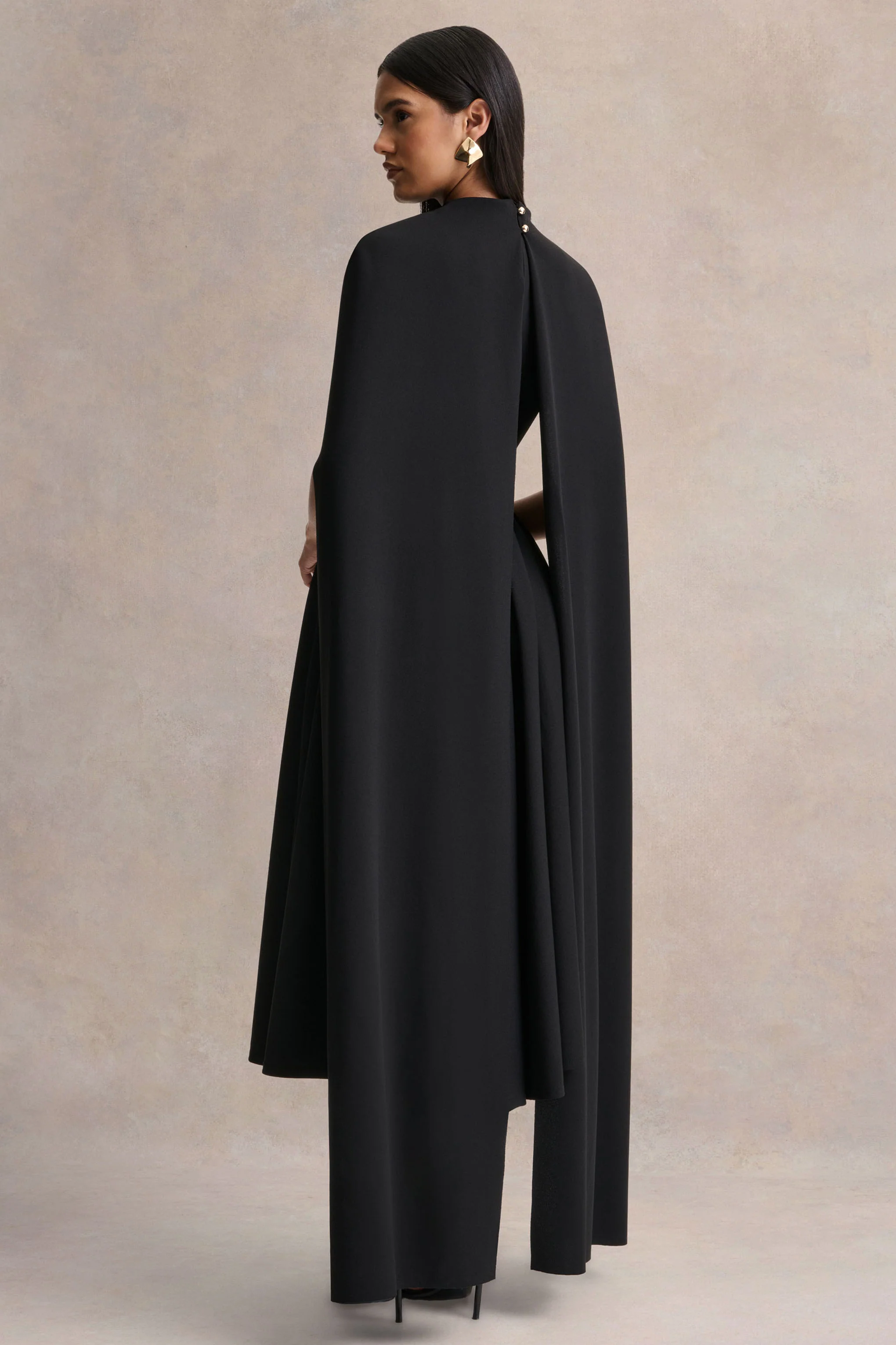 Nova | Robe mi-longue noire à col montant avec manches cape - Image 2