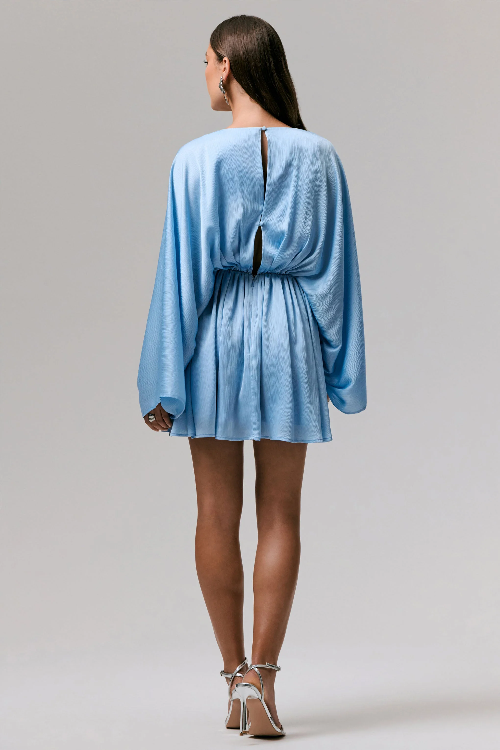 Ocean Flower | Mini-robe drapée en chiffon froissé bleu poudré - Image 2