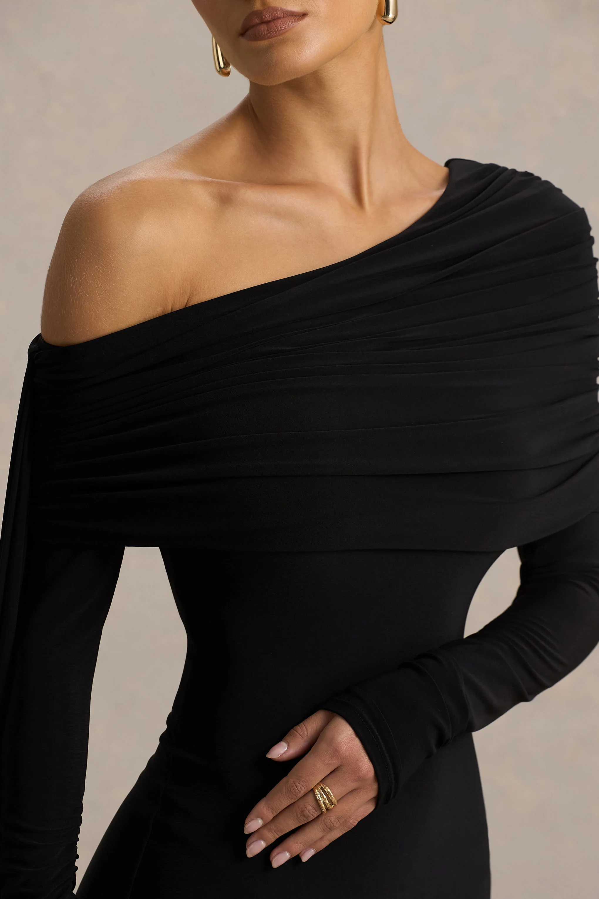 Octavia | Robe longue noire à décolleté bardot avec cape et détails froncés - Image 6
