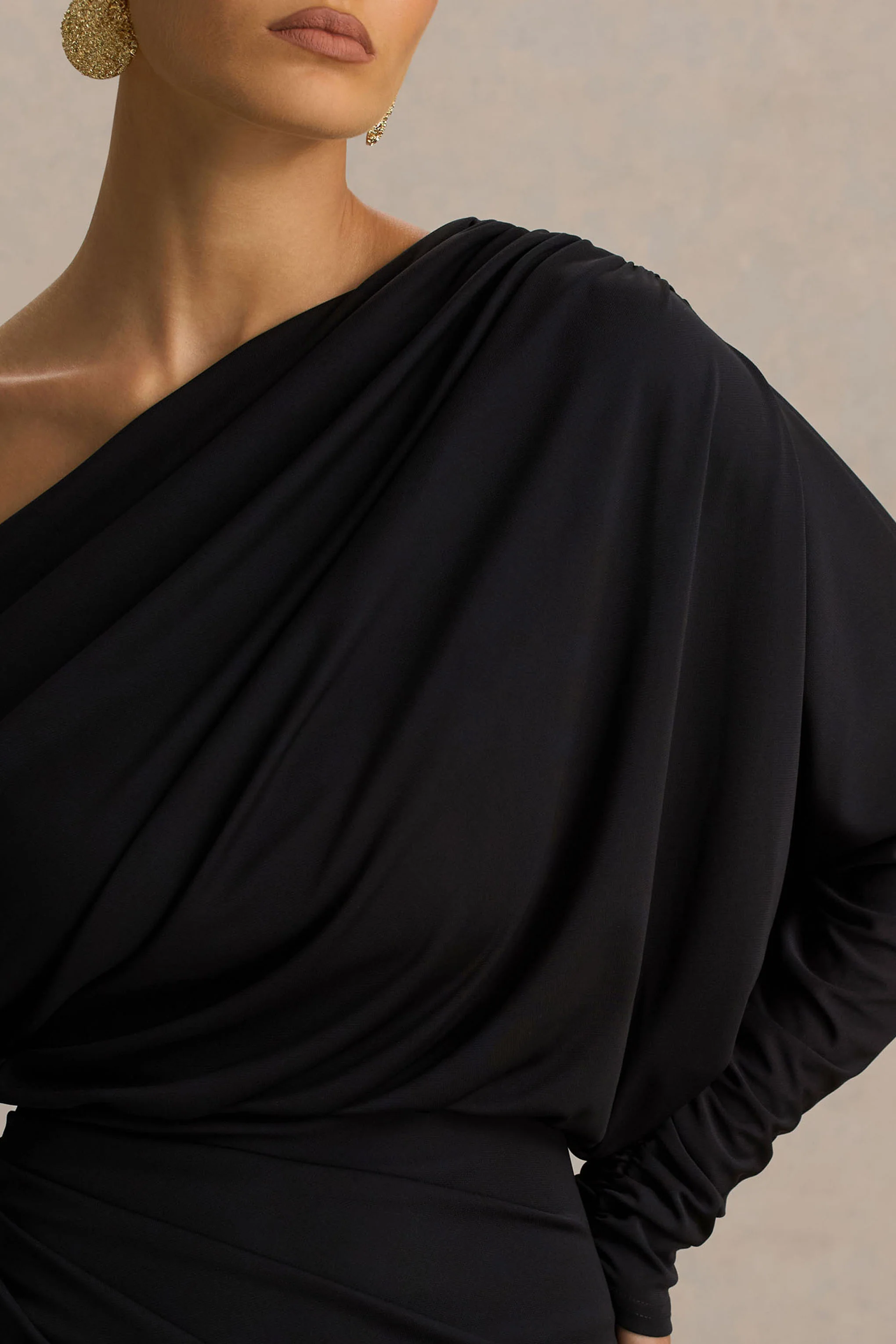 Olivia | Robe longue noire à encolure asymétrique avec détails froncés et fente haute sur le devant - Image 4