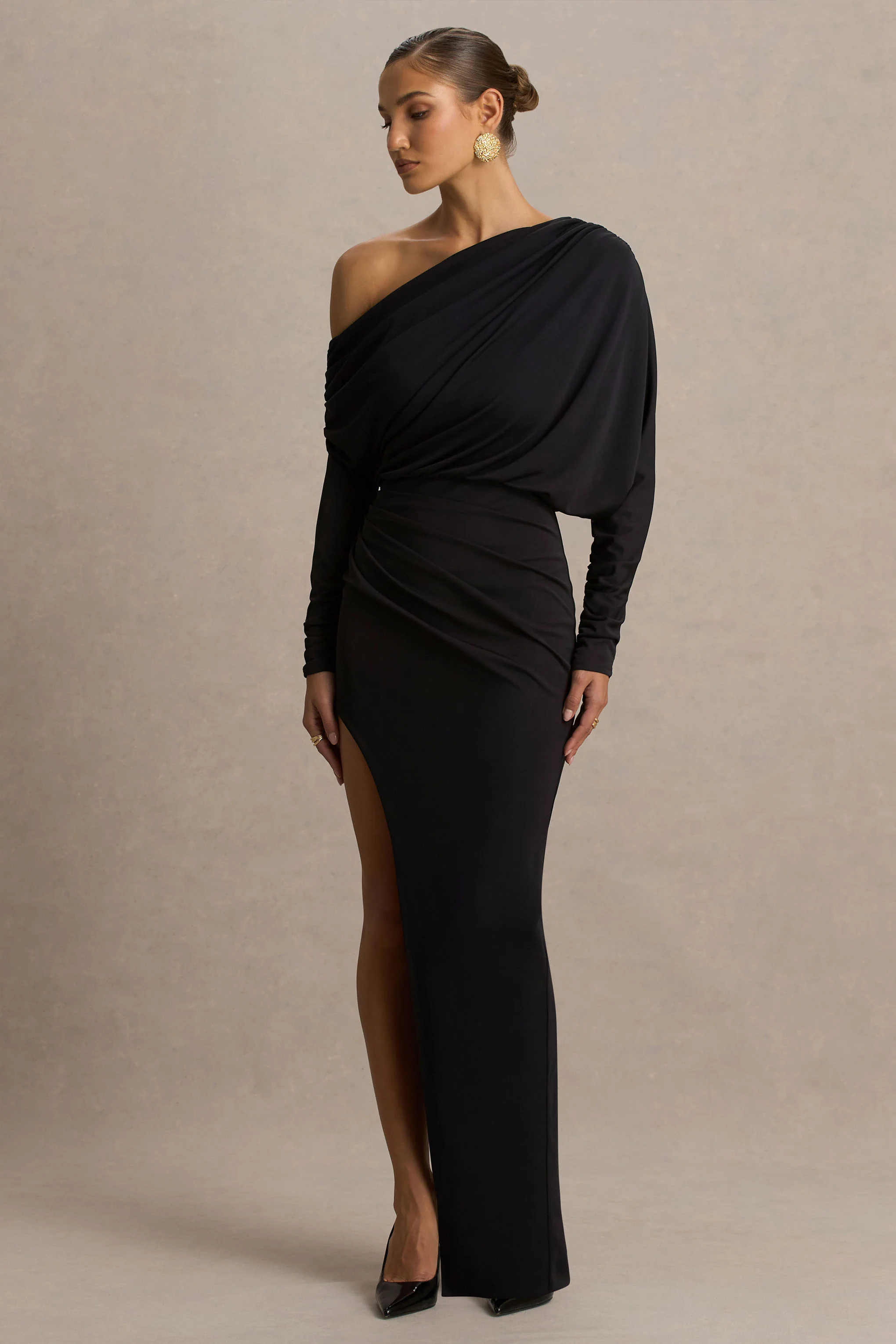 Olivia | Robe longue noire à encolure asymétrique avec détails froncés et fente haute sur le devant - Image 5