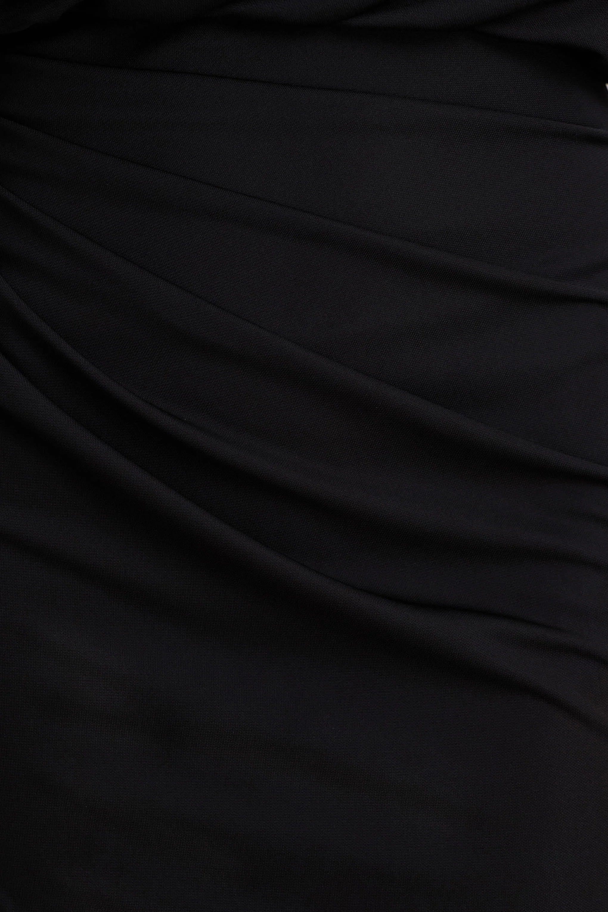 Olivia | Robe longue noire à encolure asymétrique avec détails froncés et fente haute sur le devant - Image 6