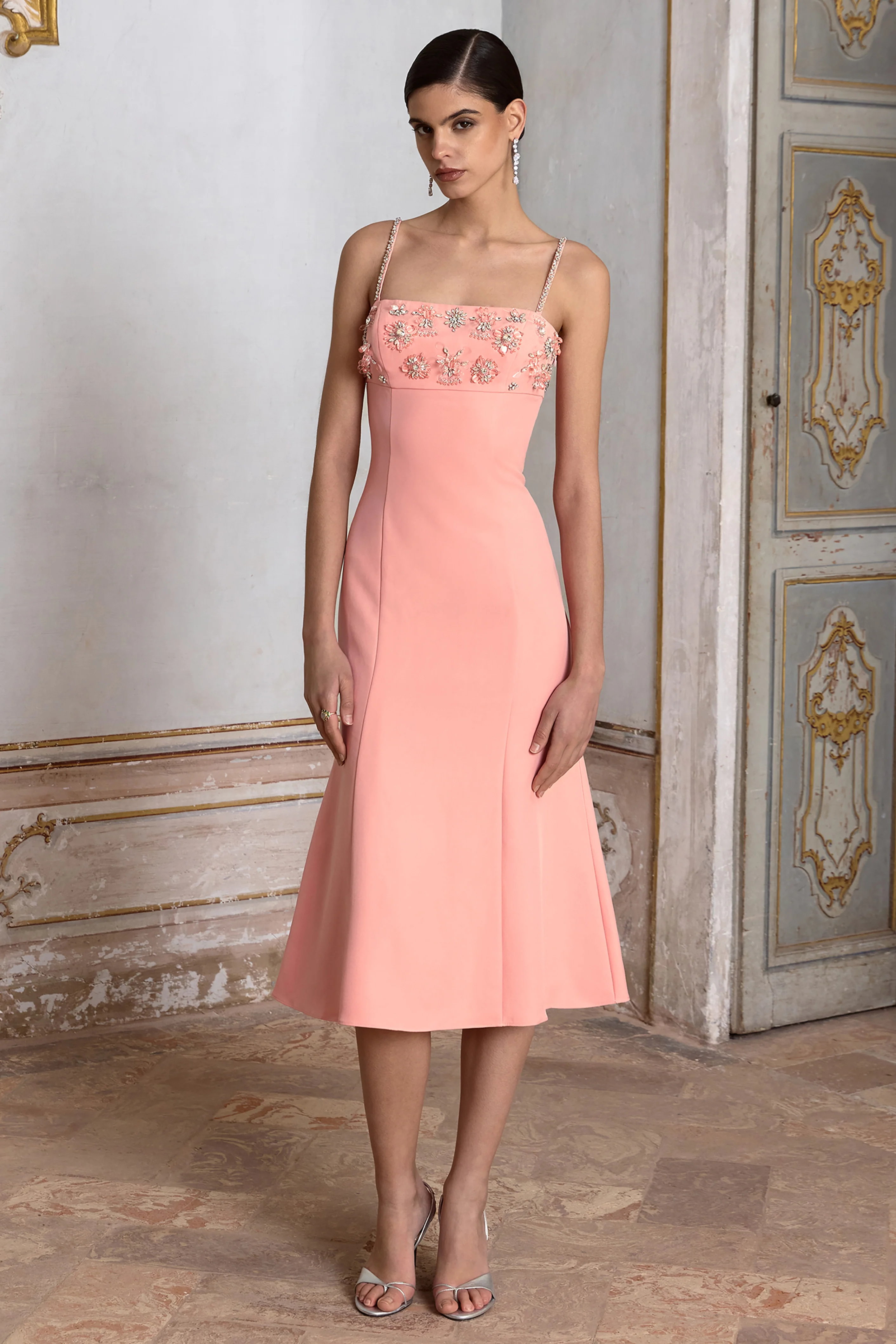 One To Remember | Robe mi-longue corail à décolleté carré ornée