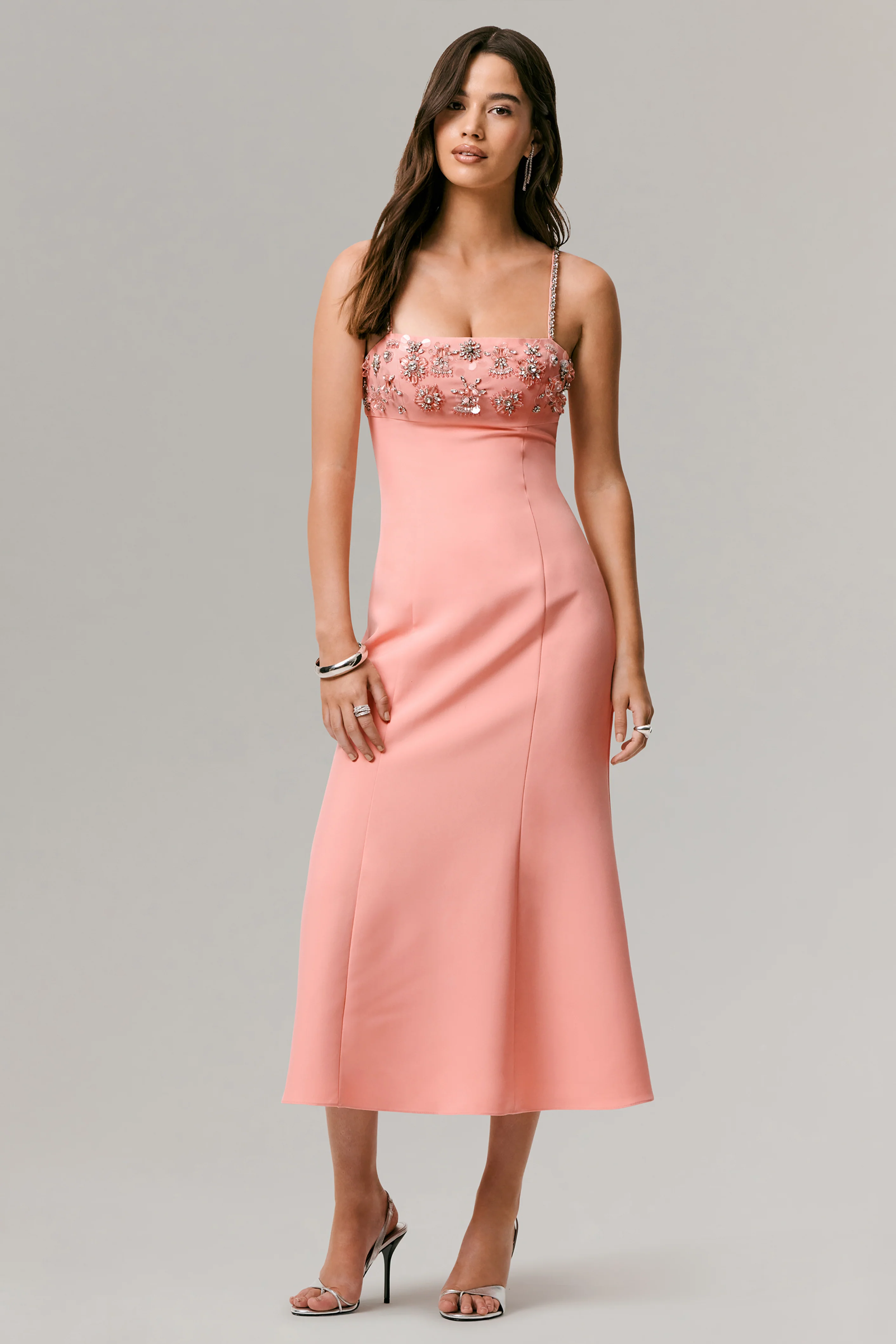 One To Remember | Robe mi-longue corail à décolleté carré ornée - Image 6
