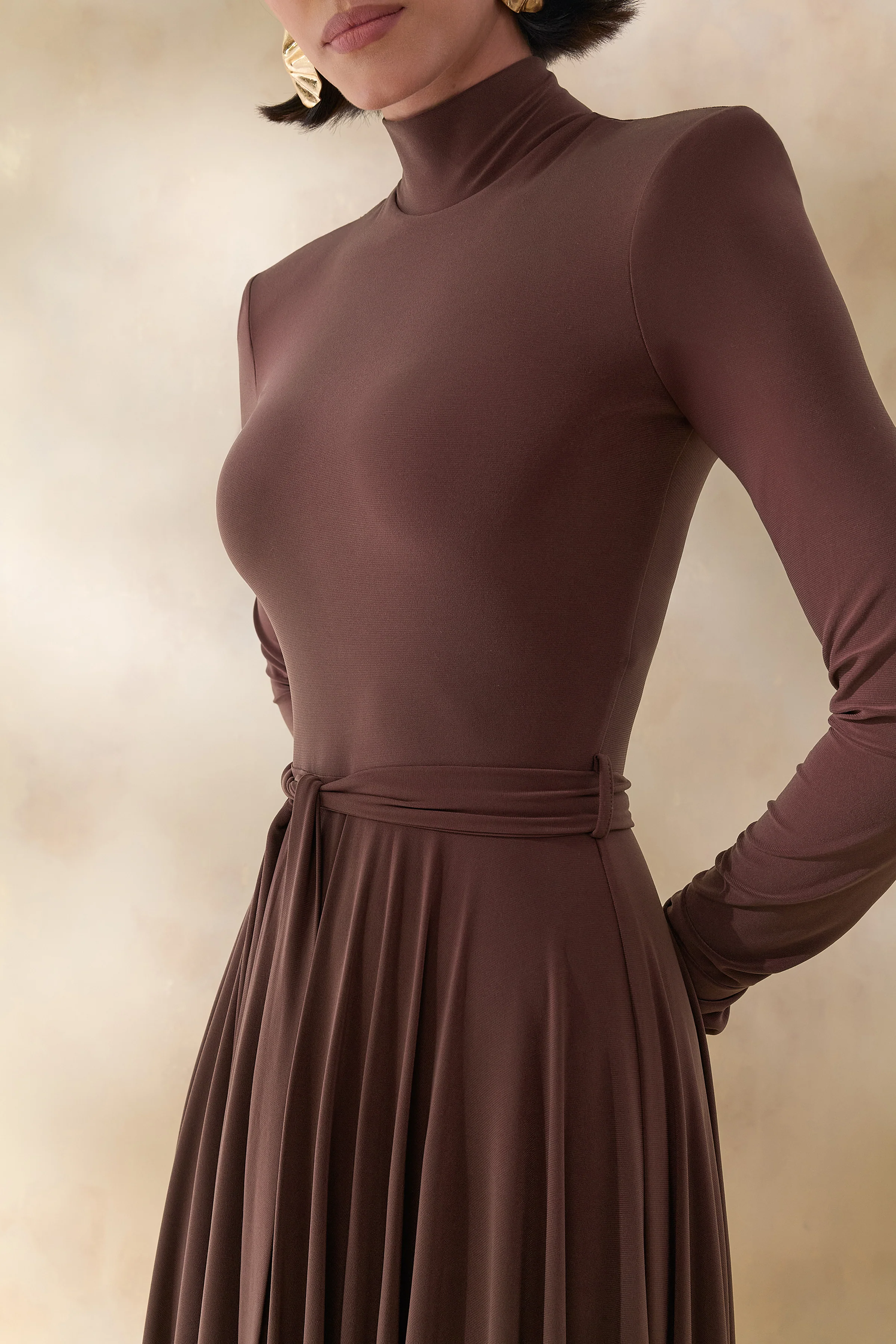 Opalia | Robe mi-longue marron à col montant ceinturée - Image 3