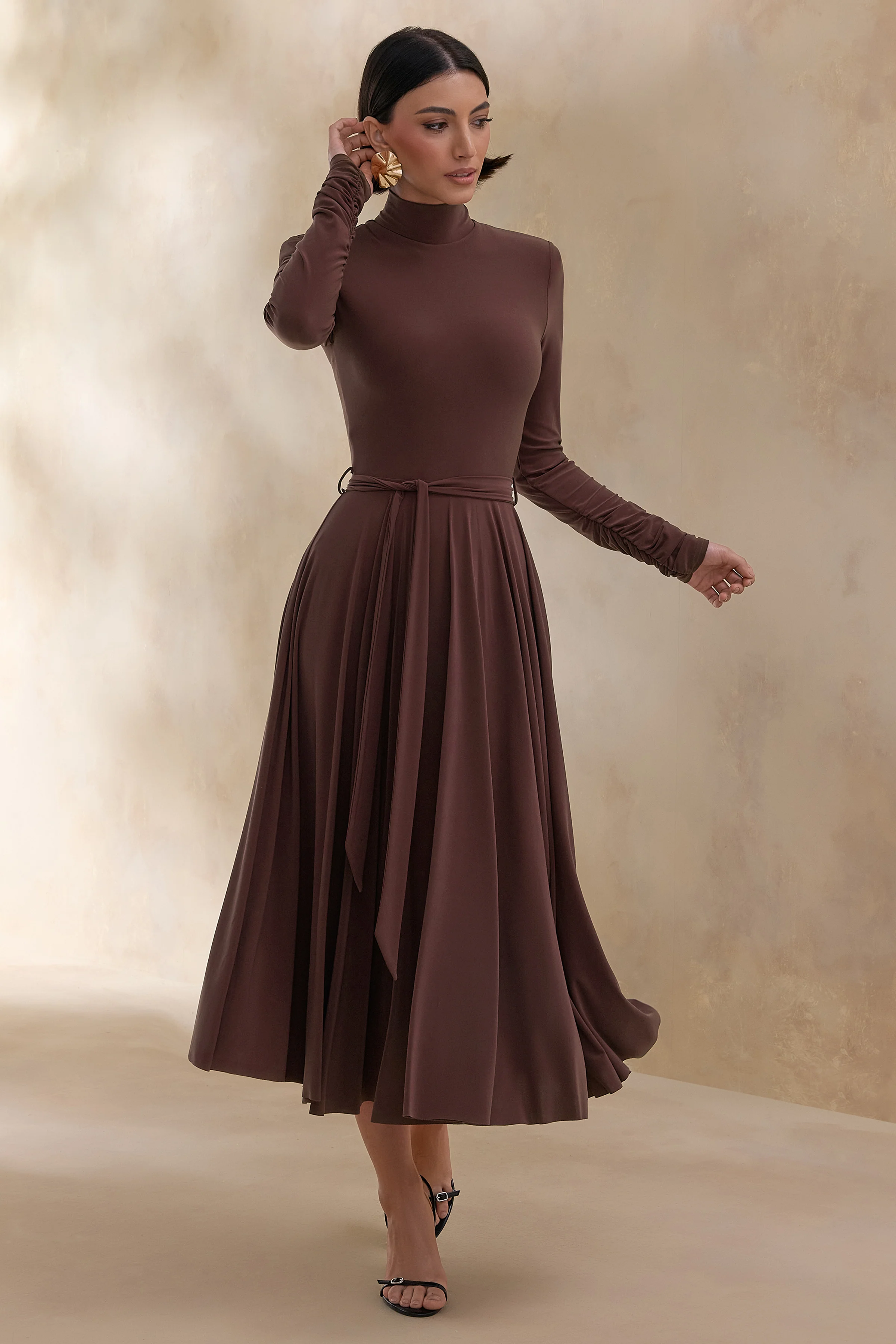 Opalia | Robe mi-longue marron à col montant ceinturée - Image 5