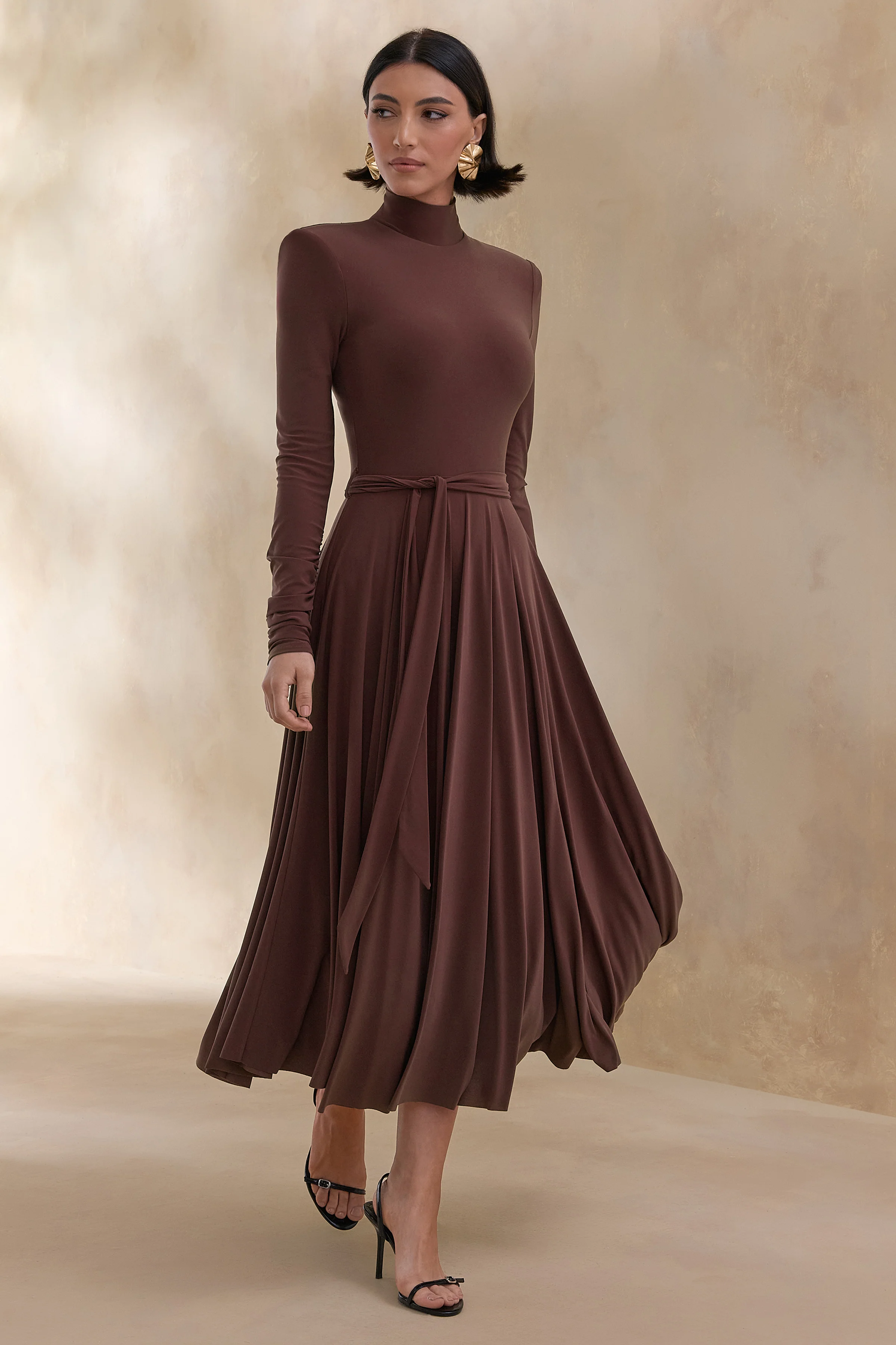 Opalia | Robe mi-longue marron à col montant ceinturée - Image 6