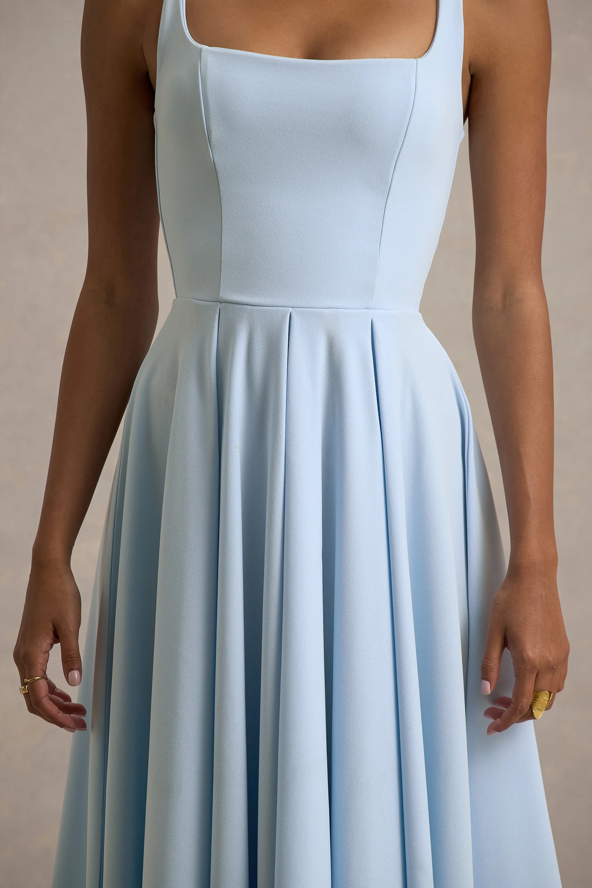 Parina | Robe mi-longue bleu poudré à bretelles et ourlet volumineux - Image 6