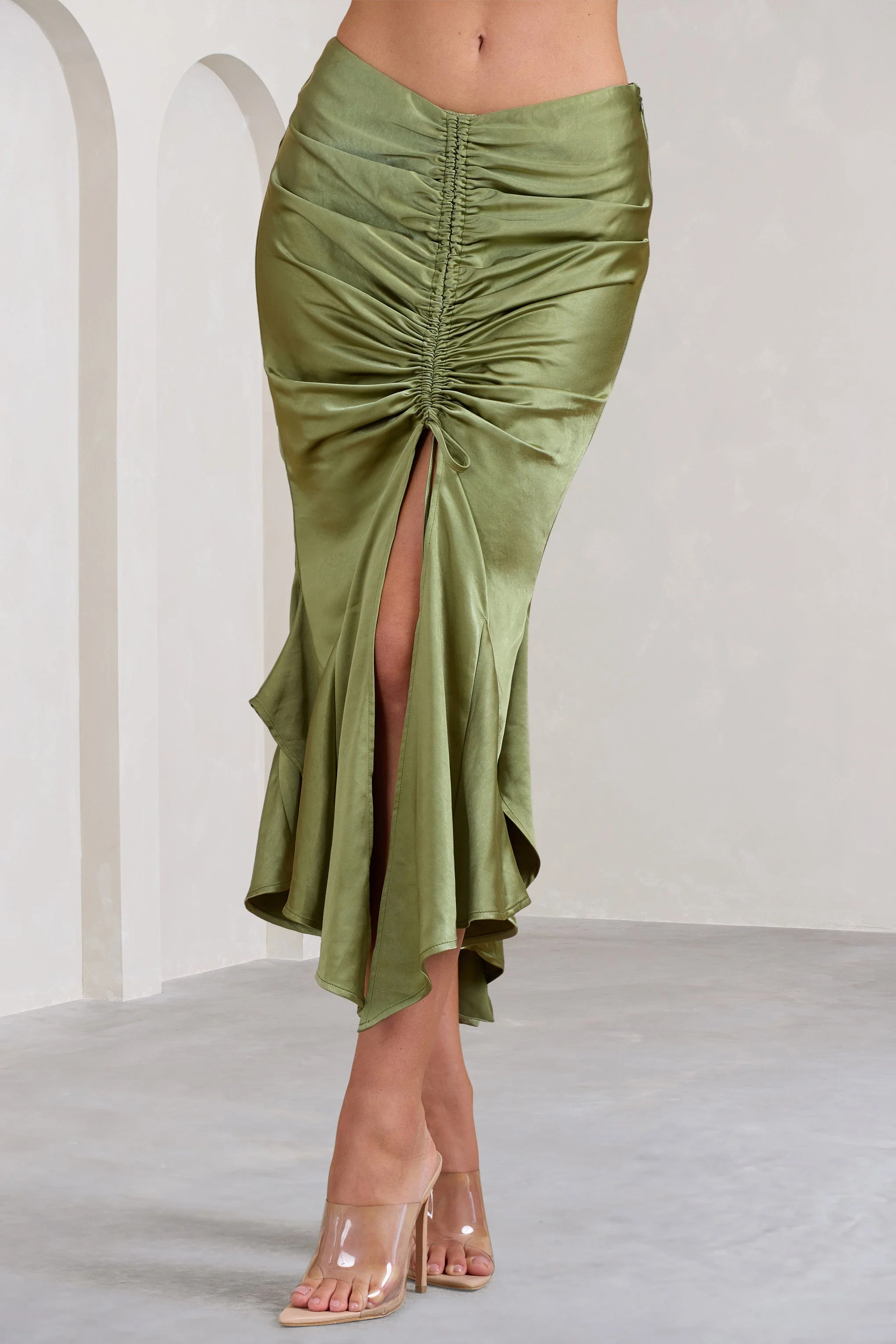 Per Favore | Jupe longue fendue froncée en satin vert olive - Image 3