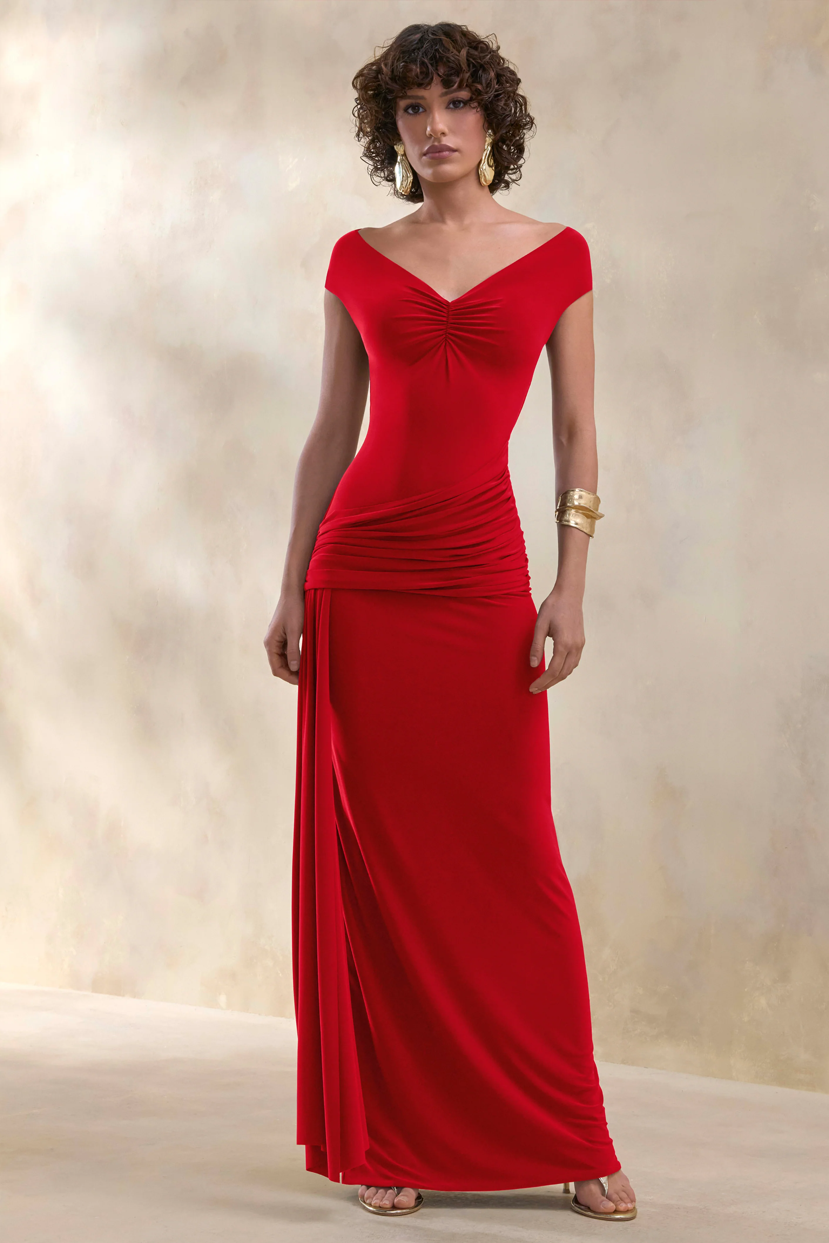 Petronia | Robe longue rouge à décolleté en V avec détail cache-cœur