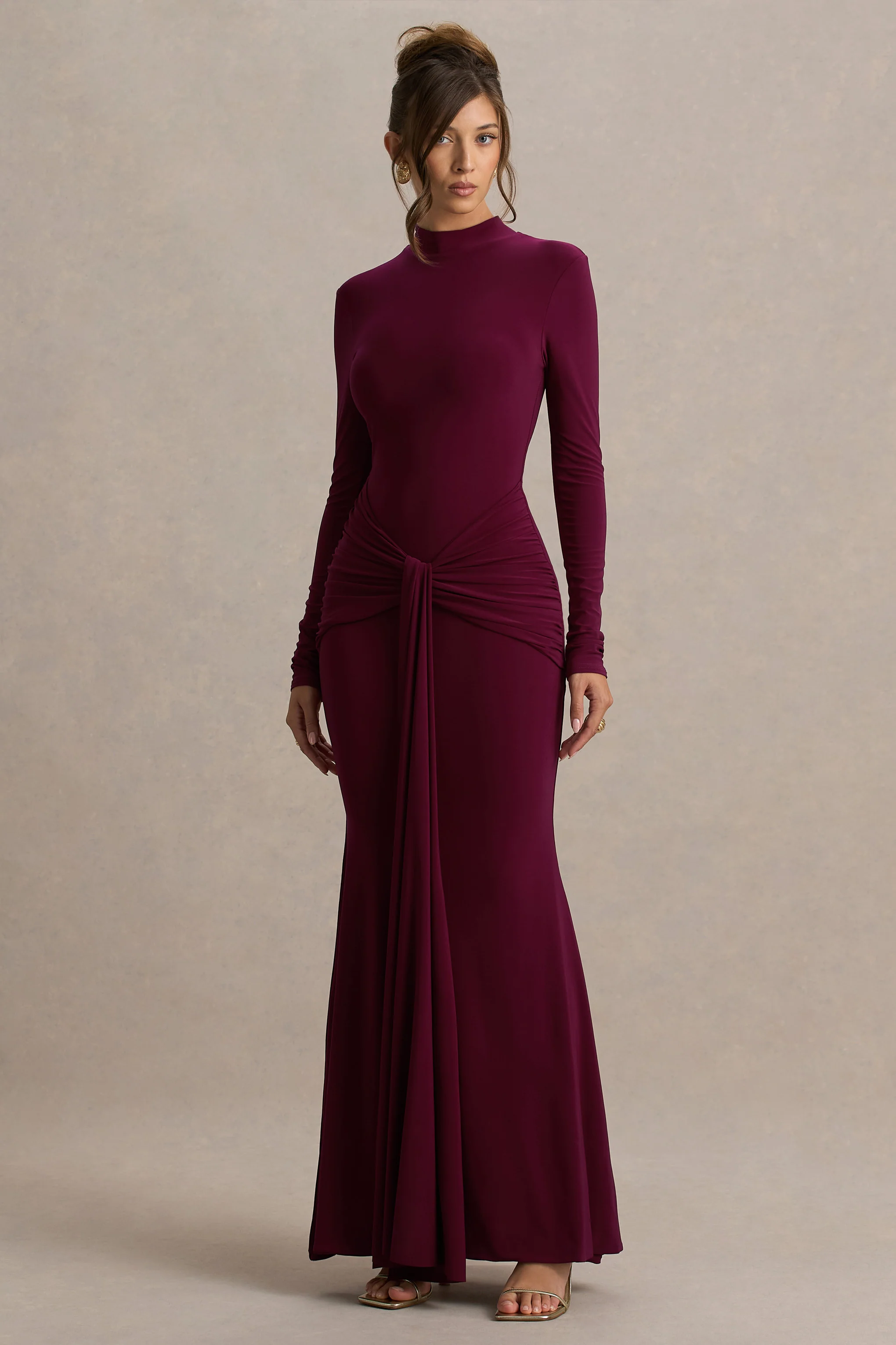 Pietra | Robe longue rouge cerise à col haut manches longues et détail de noeud - Image 4