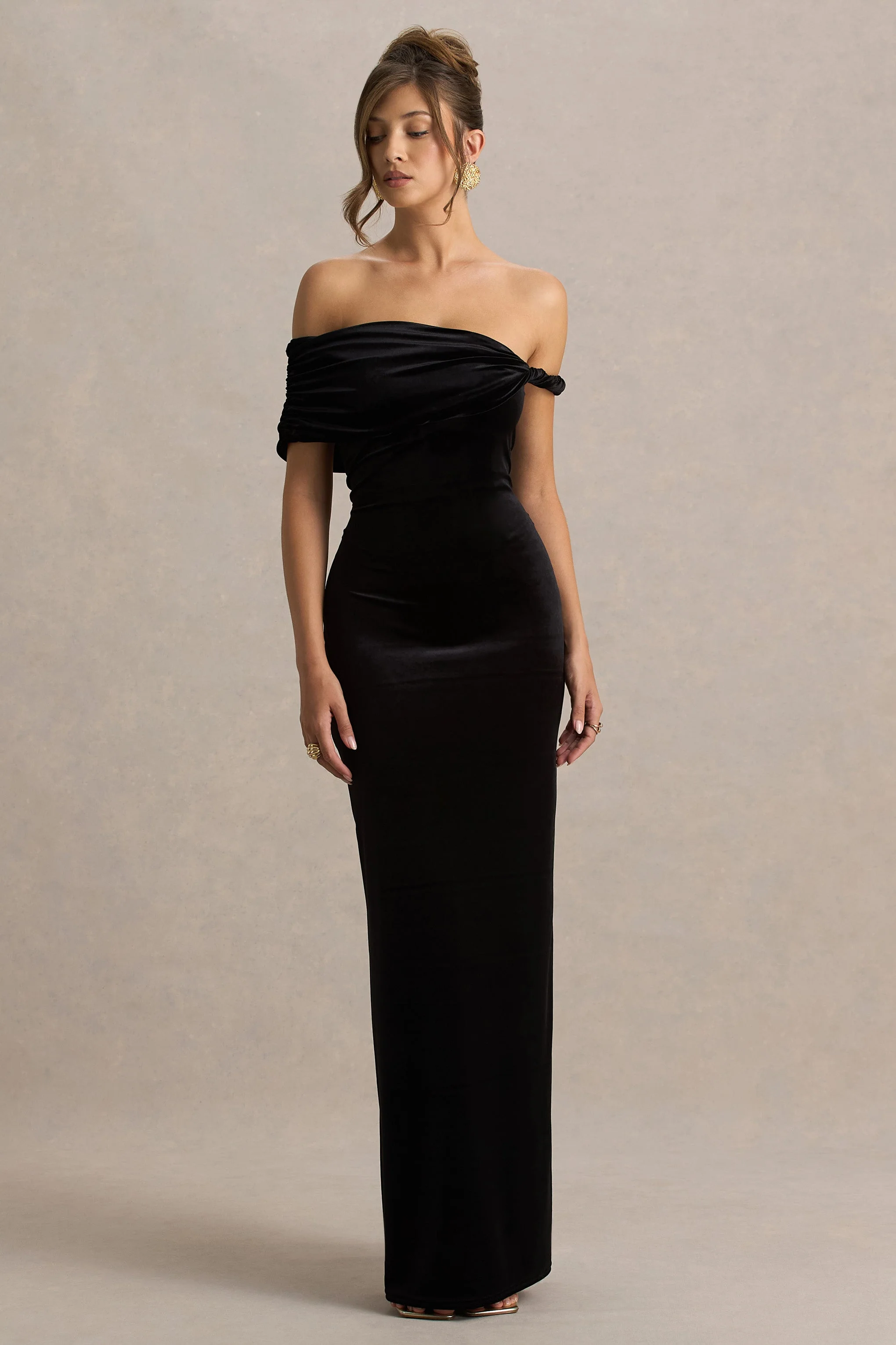Poised | Robe longue noire en velours à décolleté bardot avec manches torsadées