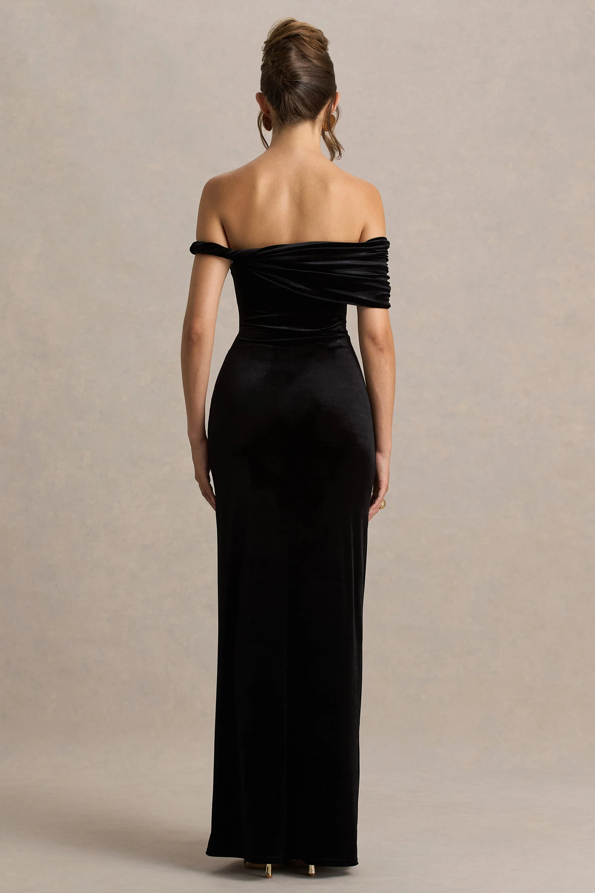 Poised | Robe longue noire en velours à décolleté bardot avec manches torsadées - Image 2