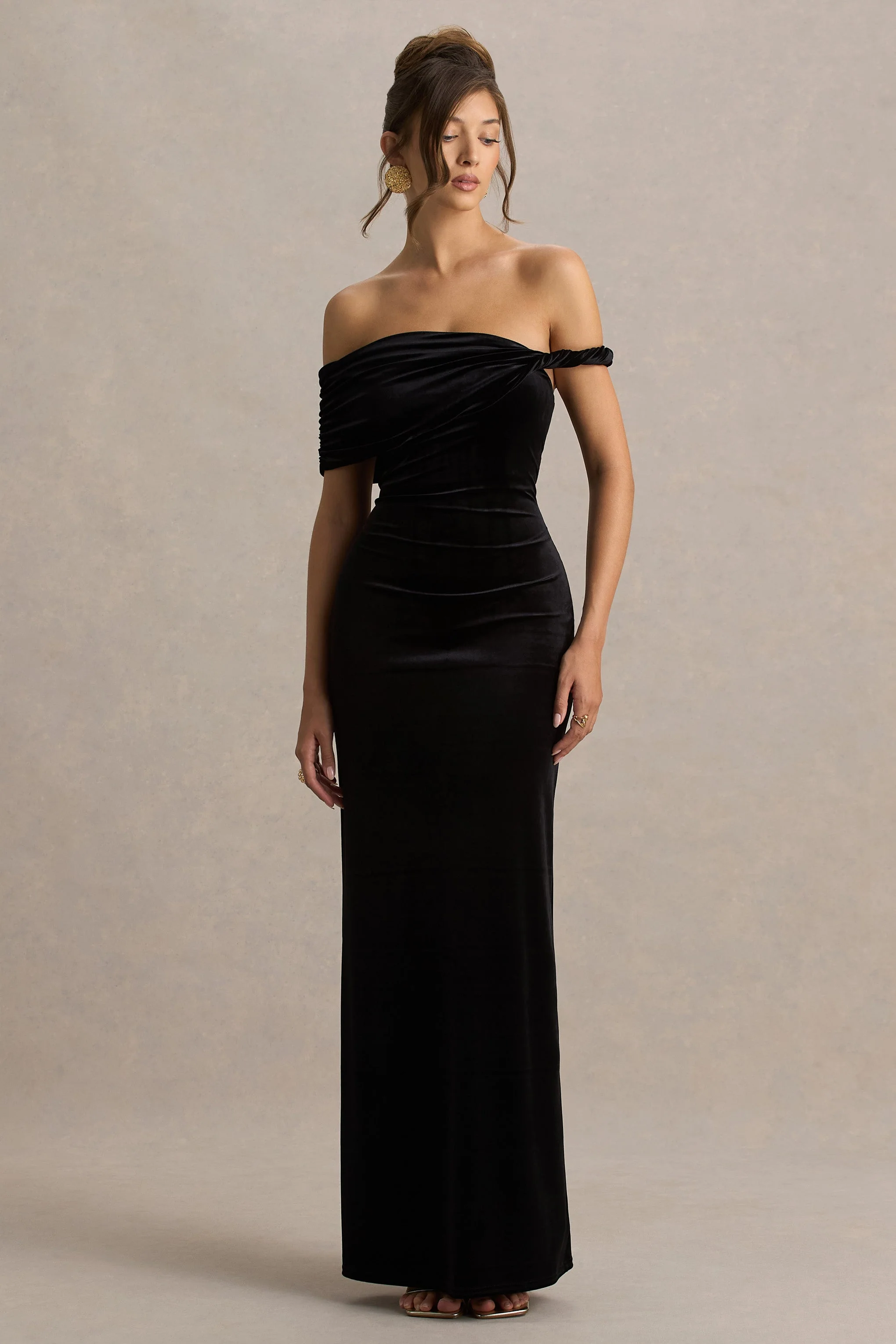 Poised | Robe longue noire en velours à décolleté bardot avec manches torsadées - Image 4