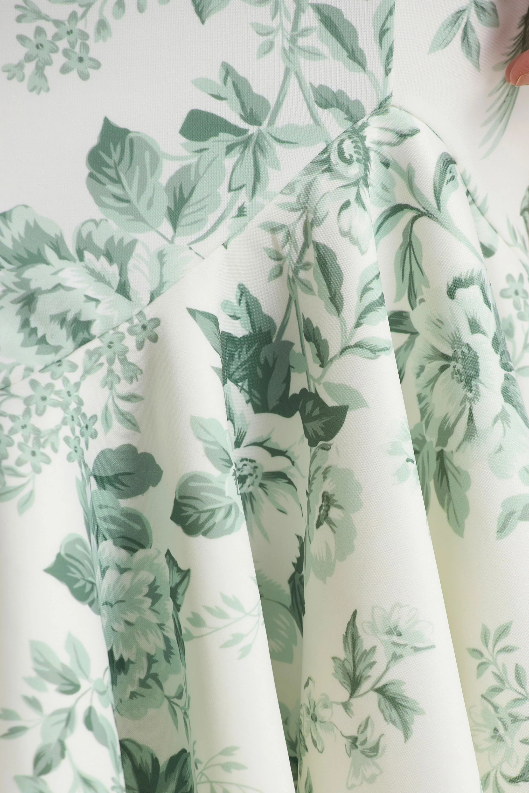 Priceless | Robe mi-longue sirène à col montant imprimé porcelaine vert - Image 7