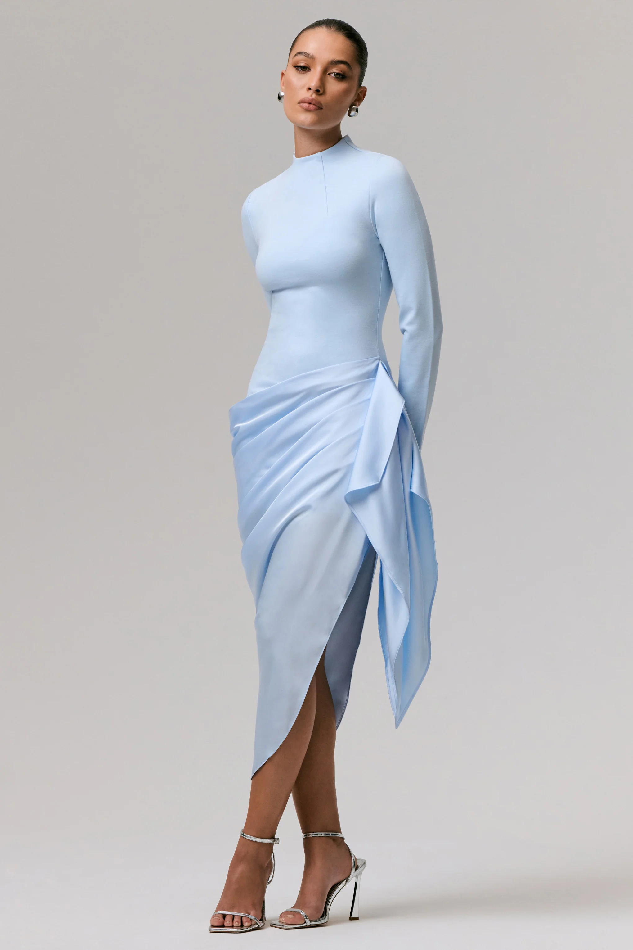 Raffie | Robe mi-longue bleu poudré à manches longues avec jupe portefeuille en satin. - Image 3
