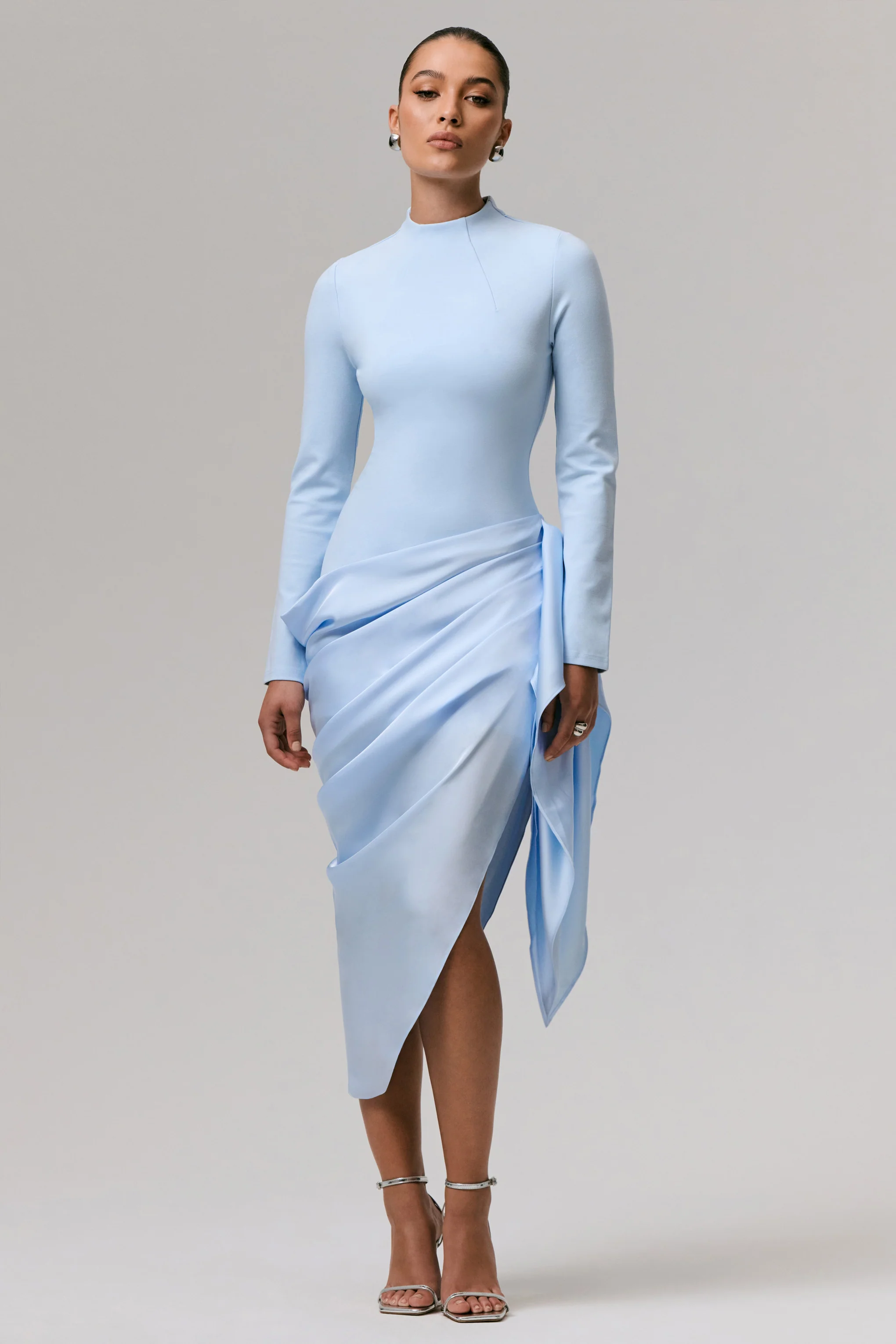 Raffie | Robe mi-longue bleu poudré à manches longues avec jupe portefeuille en satin. - Image 4