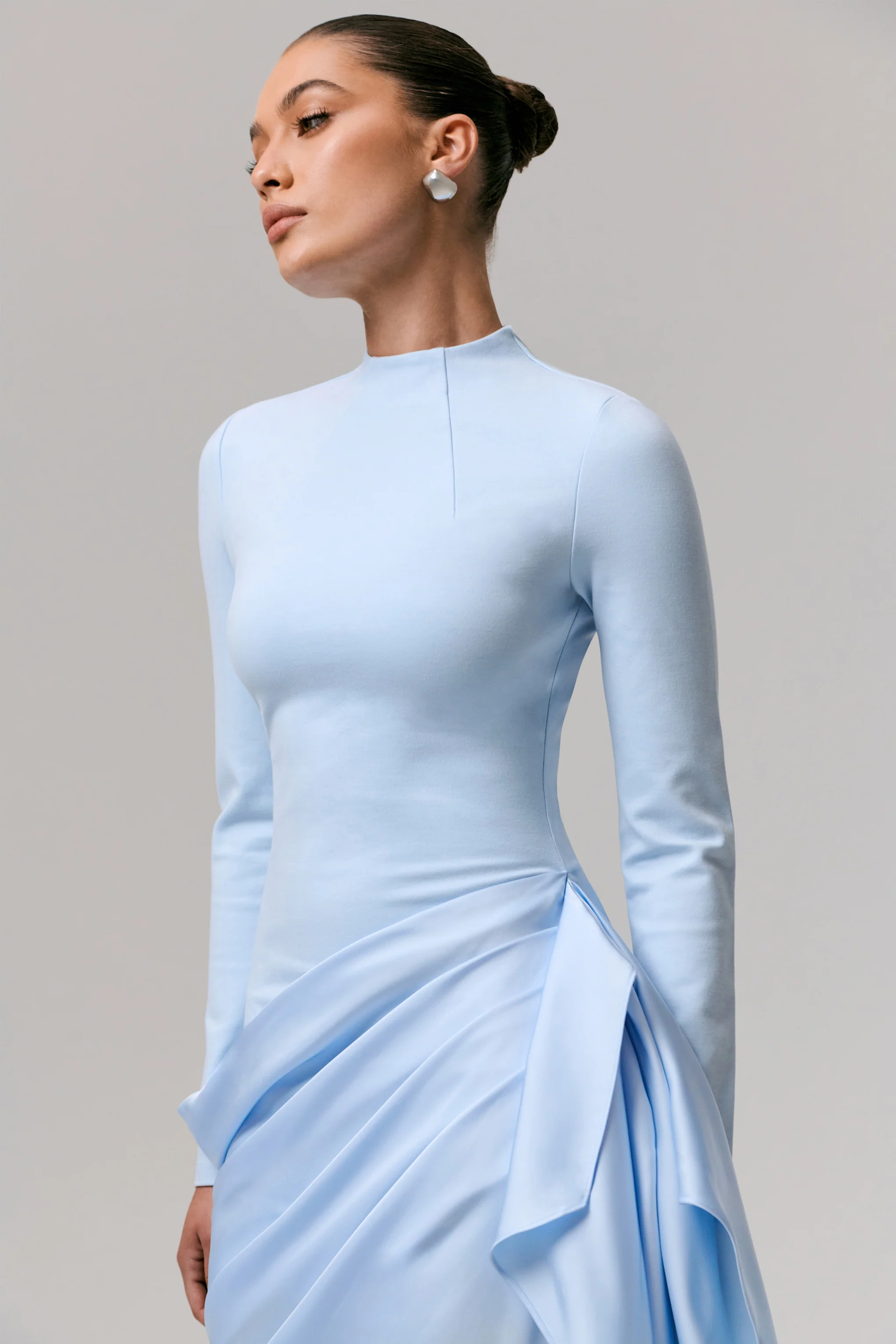Raffie | Robe mi-longue bleu poudré à manches longues avec jupe portefeuille en satin. - Image 5