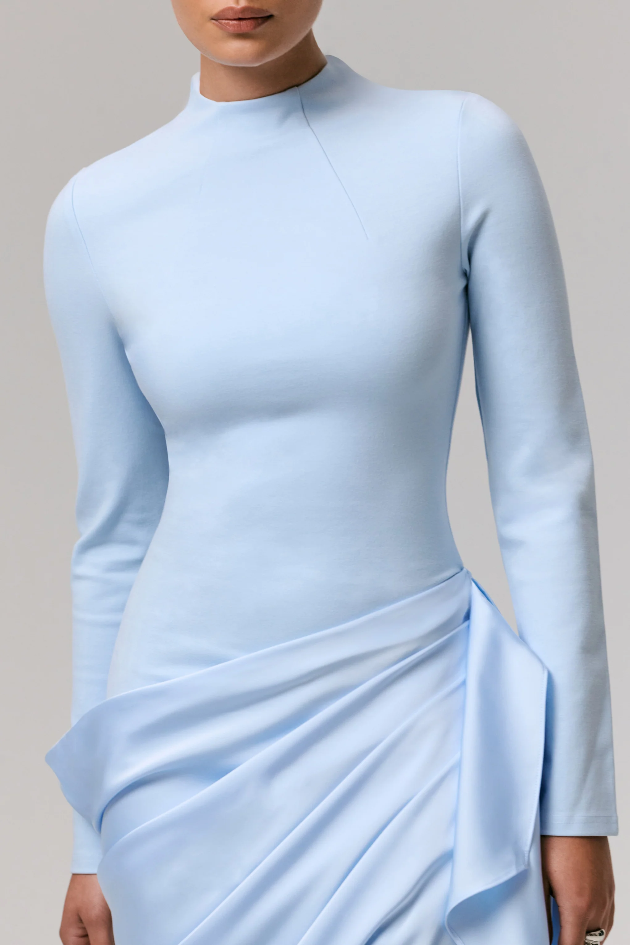 Raffie | Robe mi-longue bleu poudré à manches longues avec jupe portefeuille en satin. - Image 6