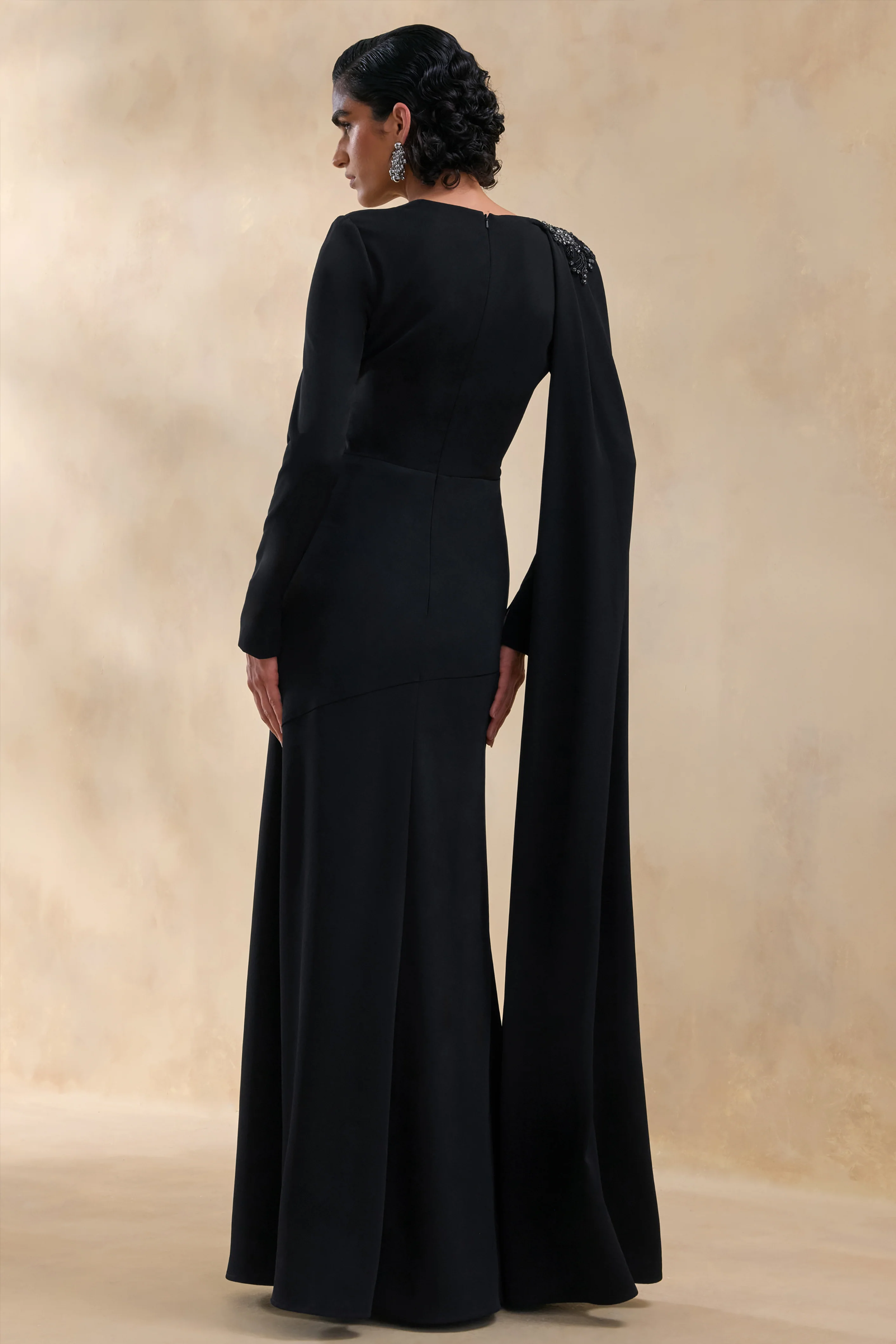 Reese | Robe longue noire à col montant avec détails ornés et ceinture - Image 2