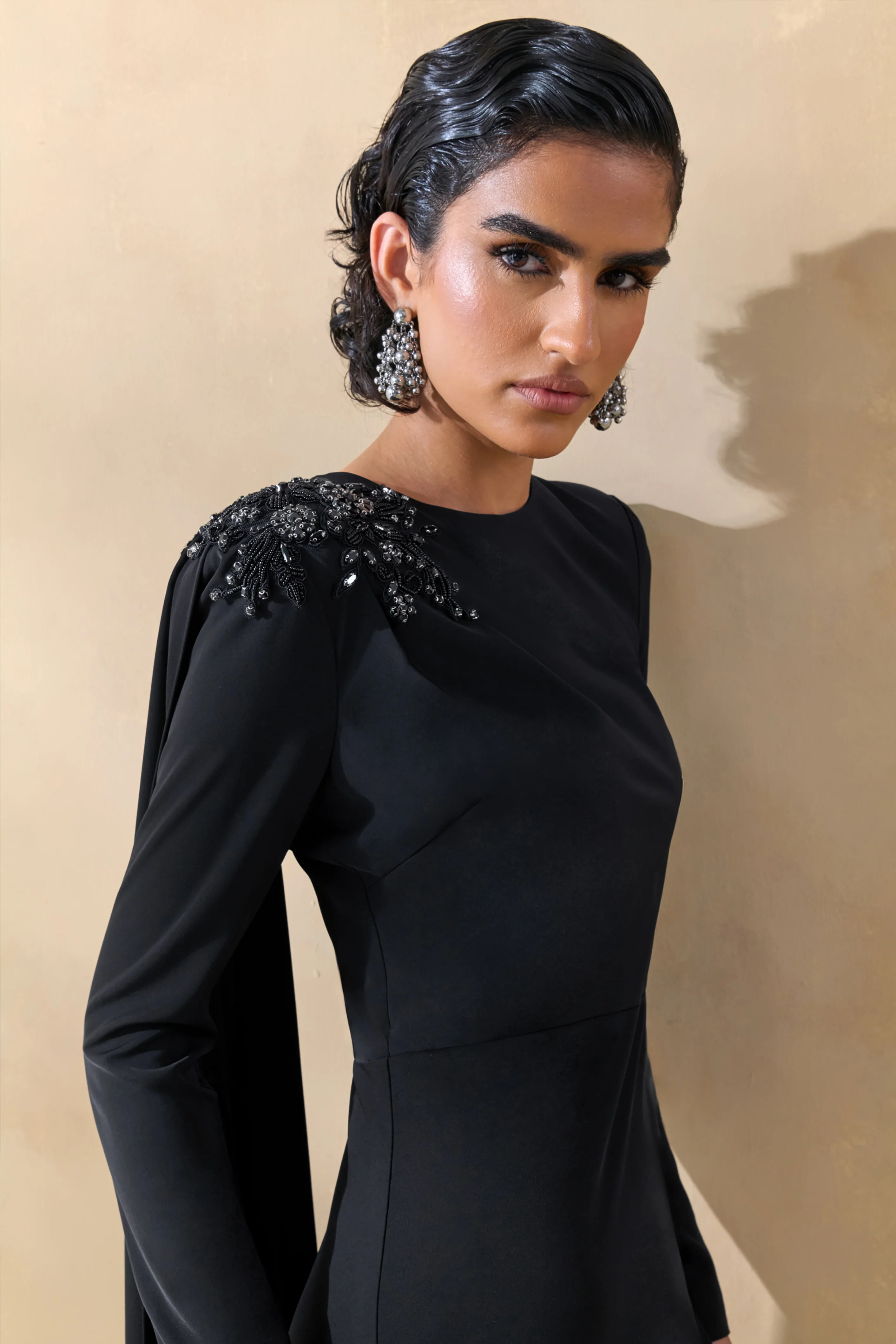 Reese | Robe longue noire à col montant avec détails ornés et ceinture - Image 3