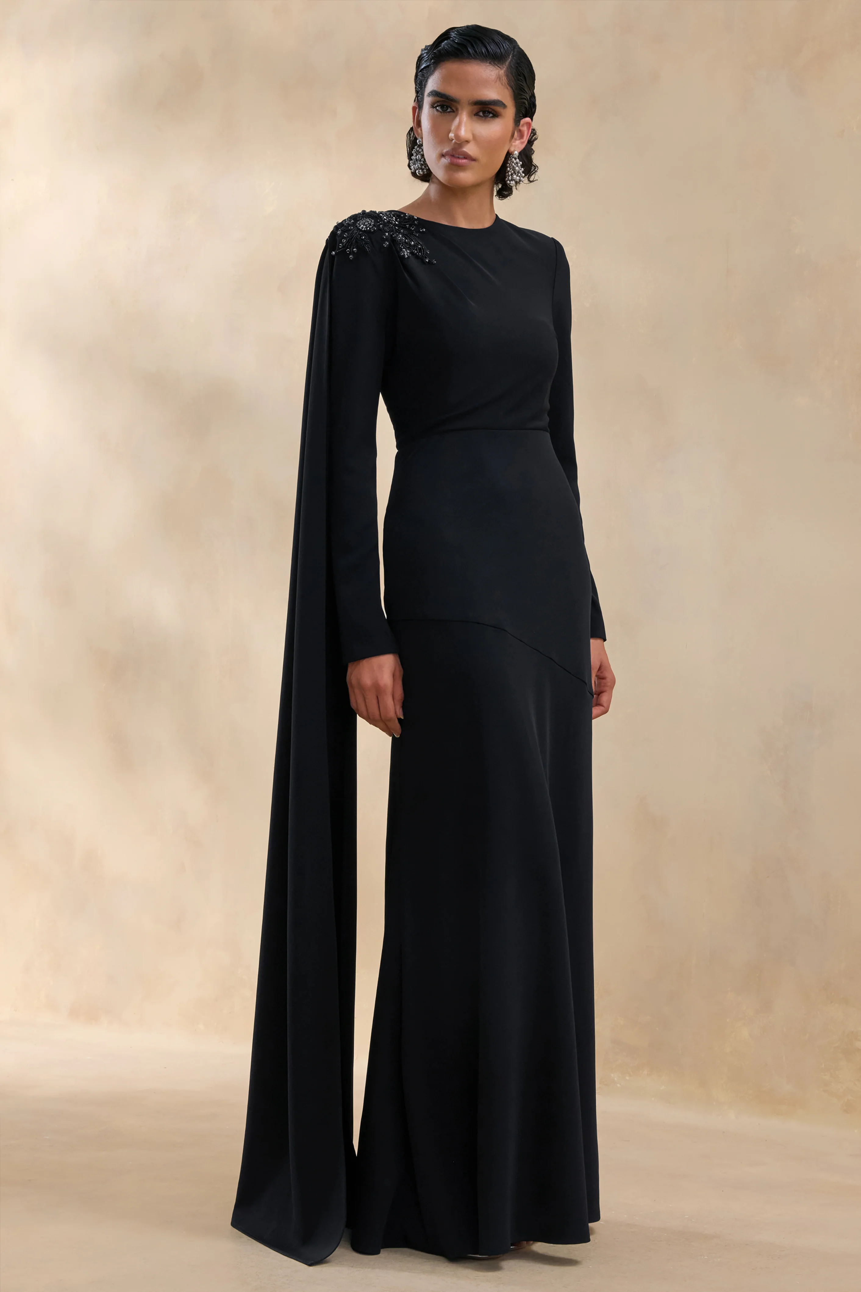 Reese | Robe longue noire à col montant avec détails ornés et ceinture - Image 4
