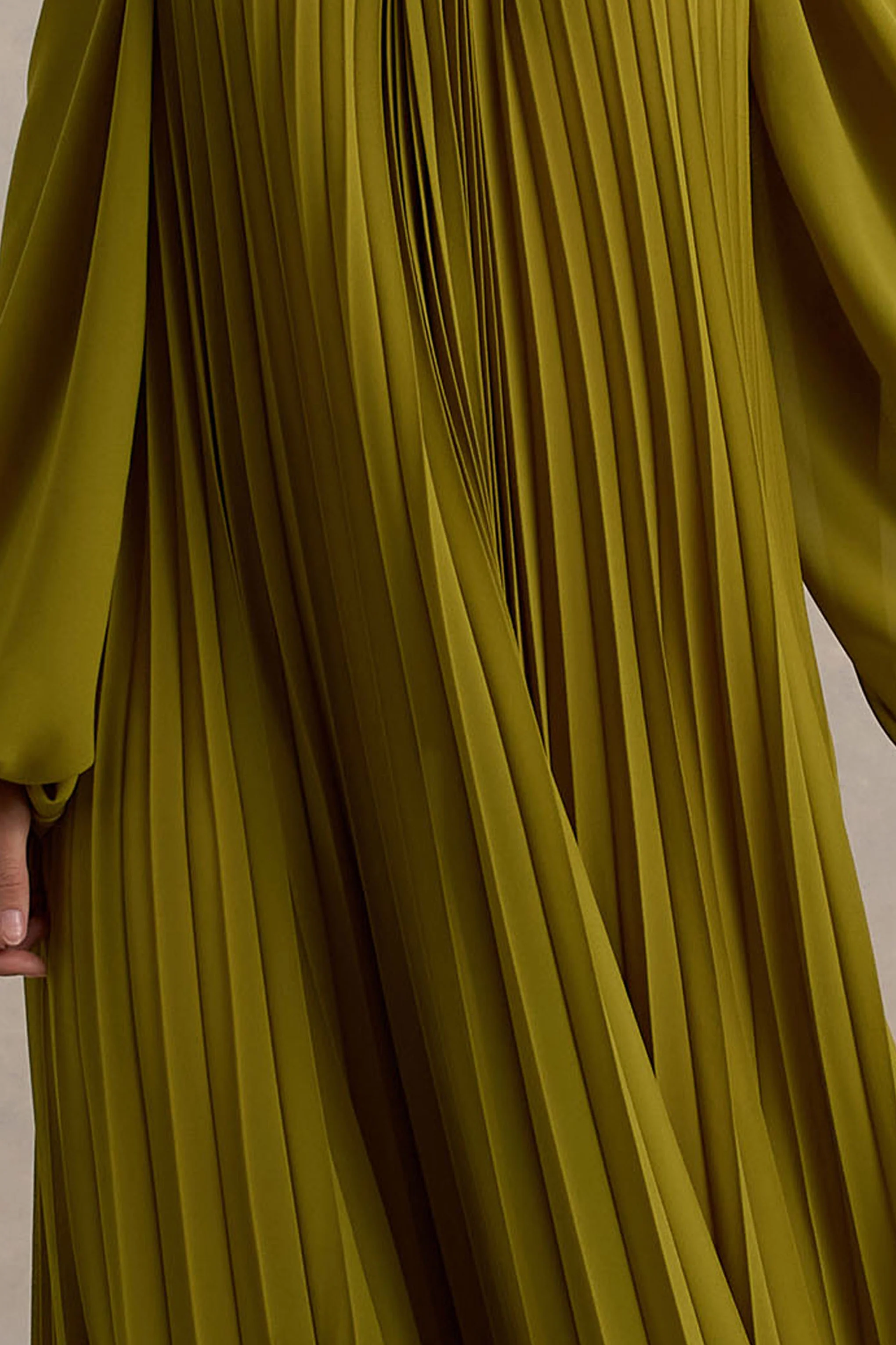 Reyna | Robe longue en chiffon plissé vert olive avec épaules dénudées - Image 6