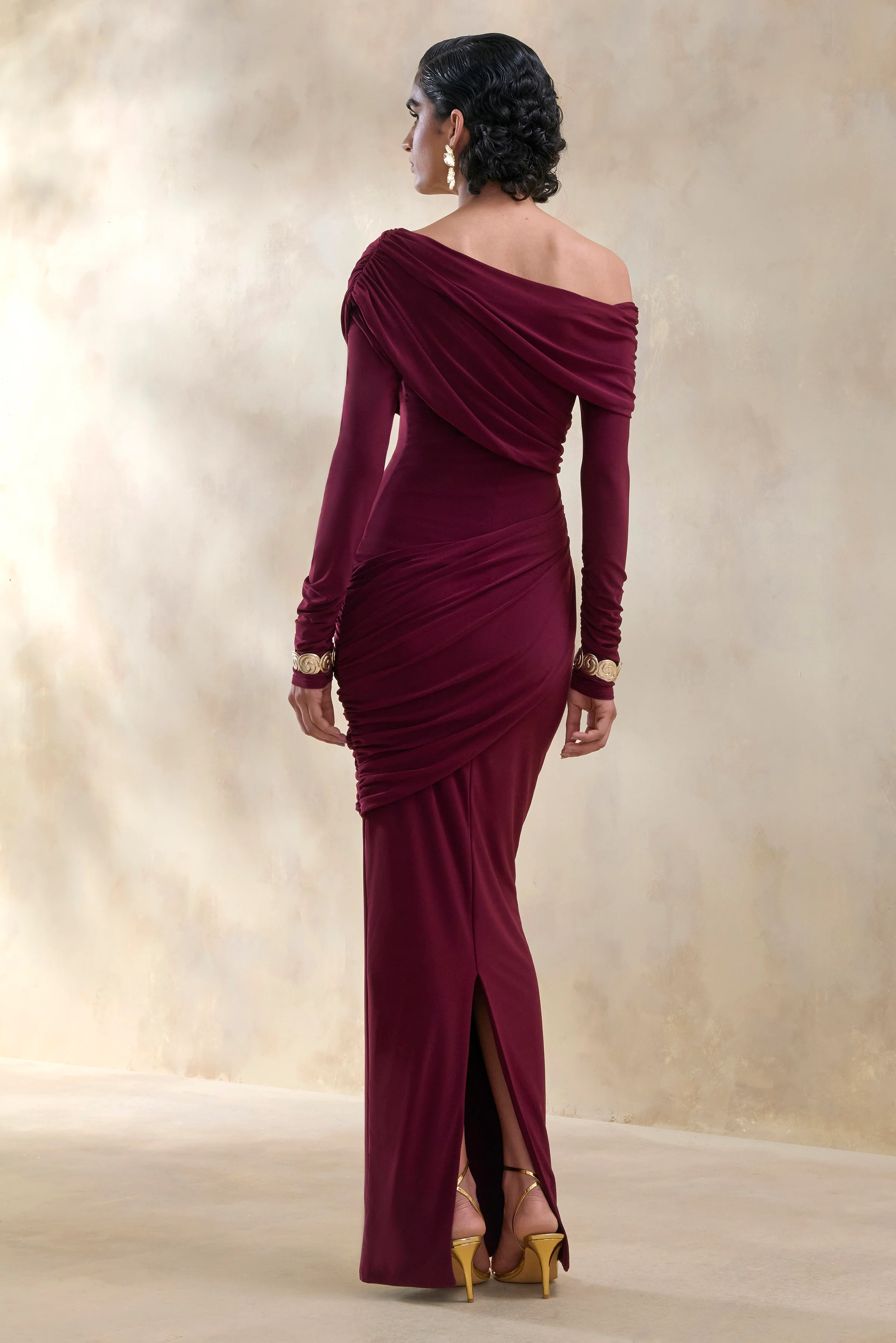 Rosirene | Robe longue bordeaux à encolure asymétrique avec détails drapés - Image 2