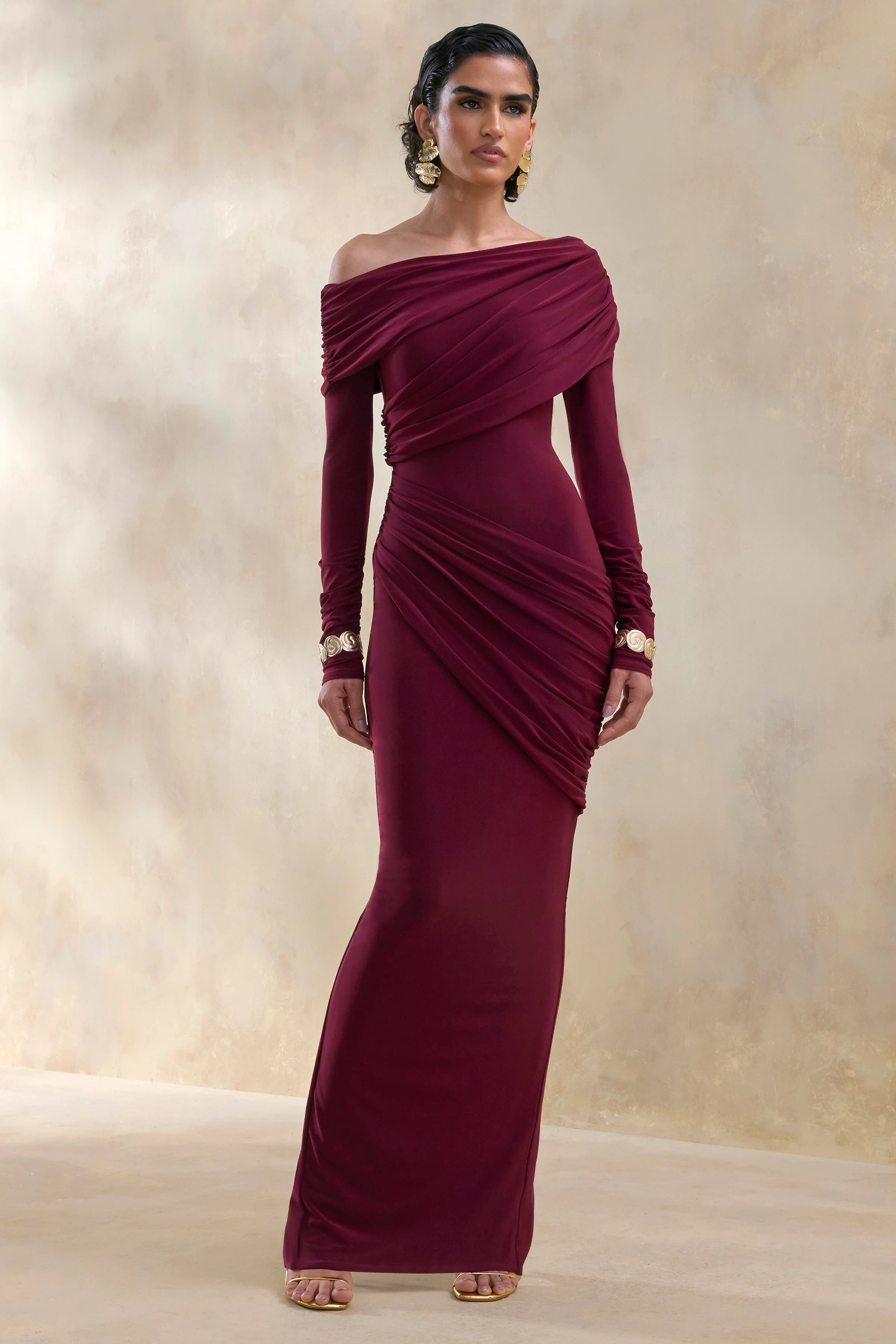 Rosirene | Robe longue bordeaux à encolure asymétrique avec détails drapés - Image 4