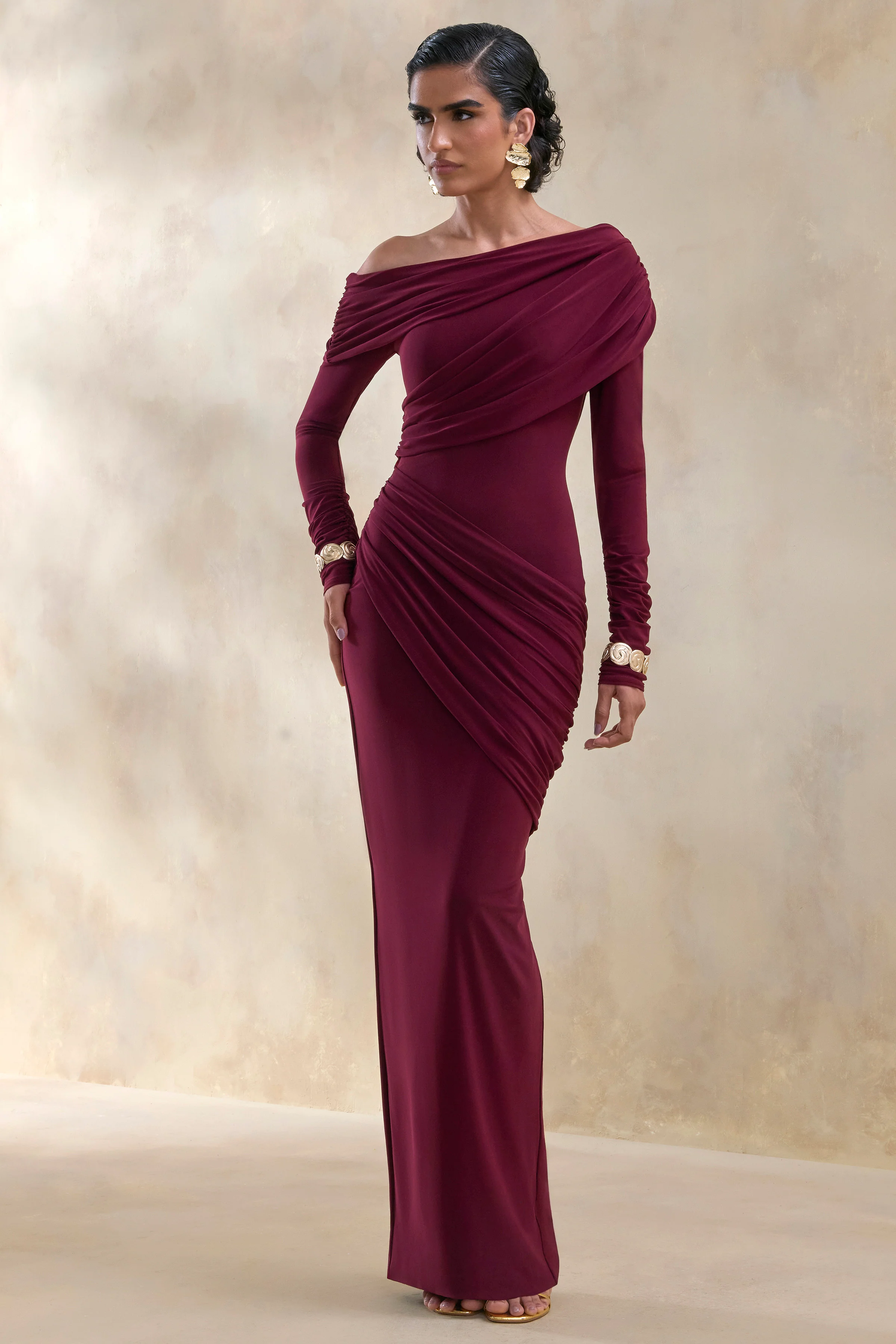 Rosirene | Robe longue bordeaux à encolure asymétrique avec détails drapés - Image 5
