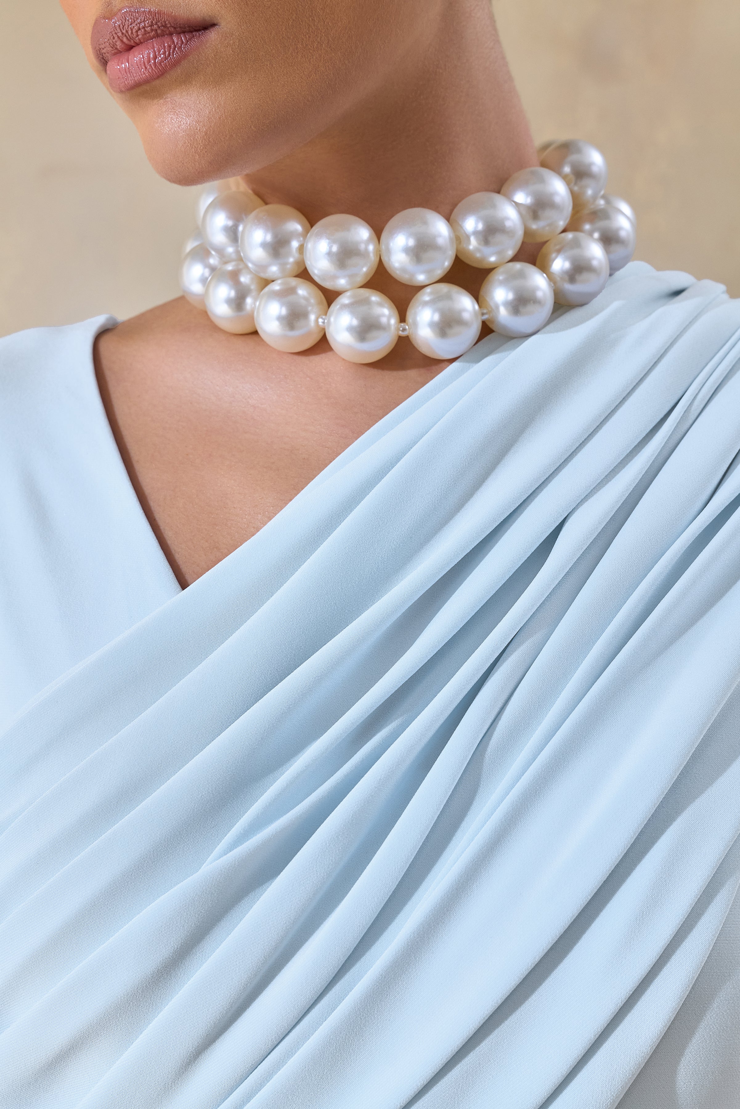 Rubelle | Robe longue bleu poudré à encolure asymétrique avec détail drapé - Image 6