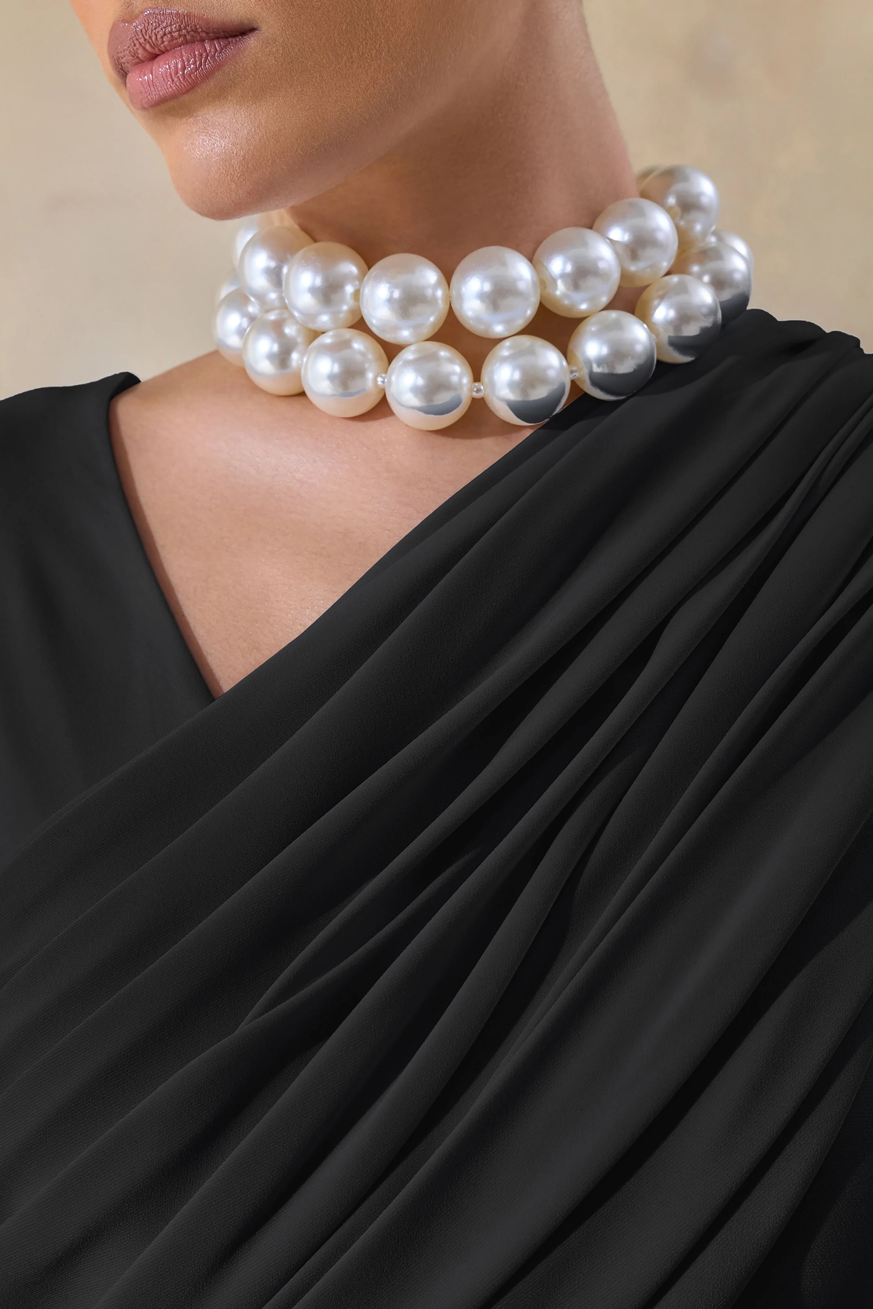 Rubelle | Robe longue noire à encolure asymétrique avec détails drapés - Image 6